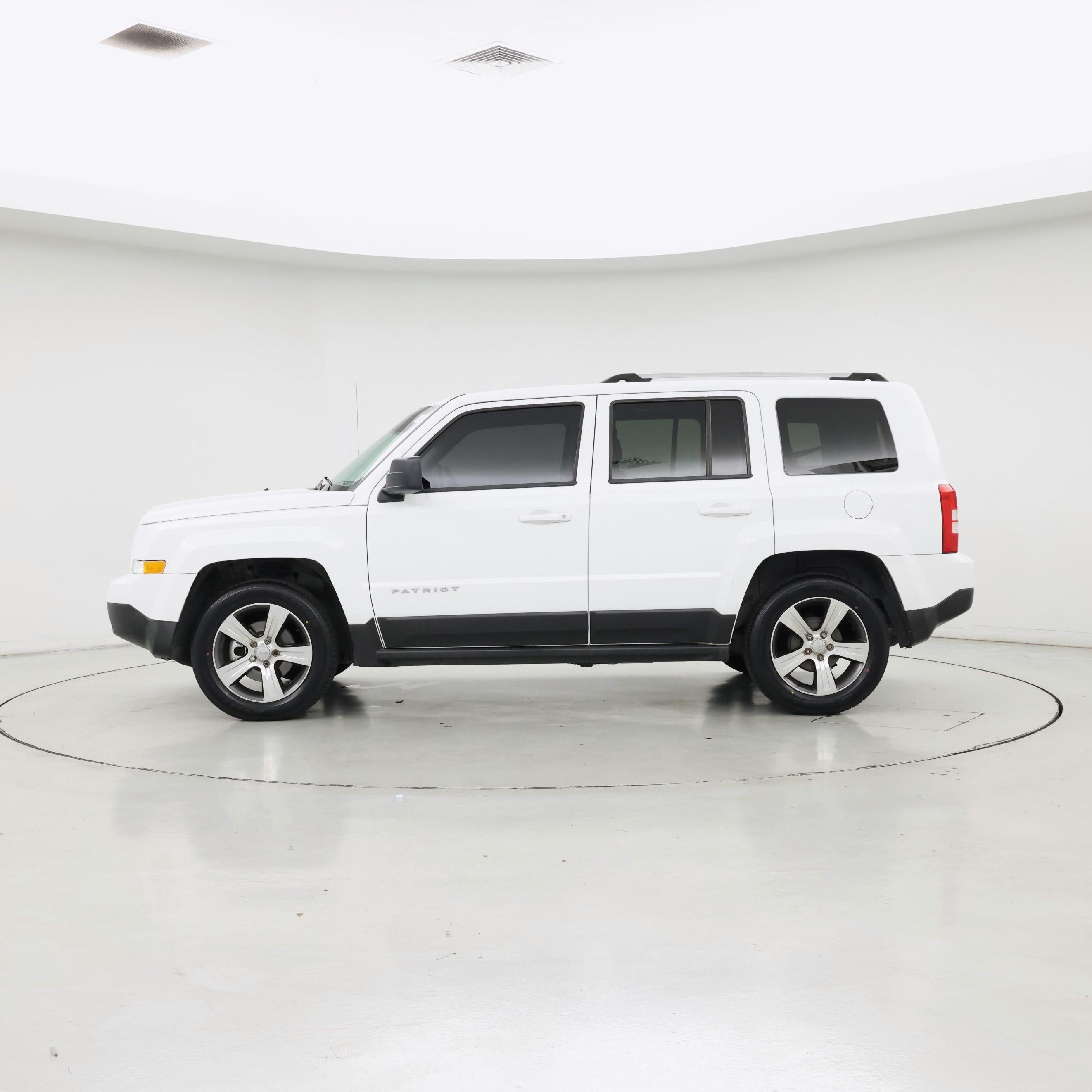 Thumbnail: 2016 Jeep Patriot - 3