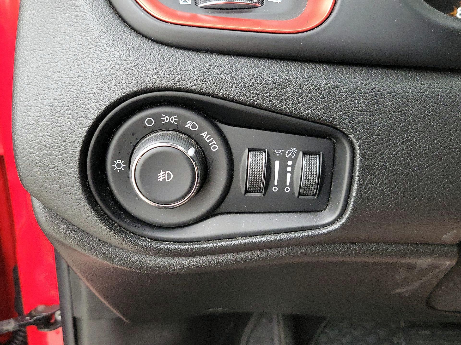 Thumbnail: 2018 Jeep Renegade - 13