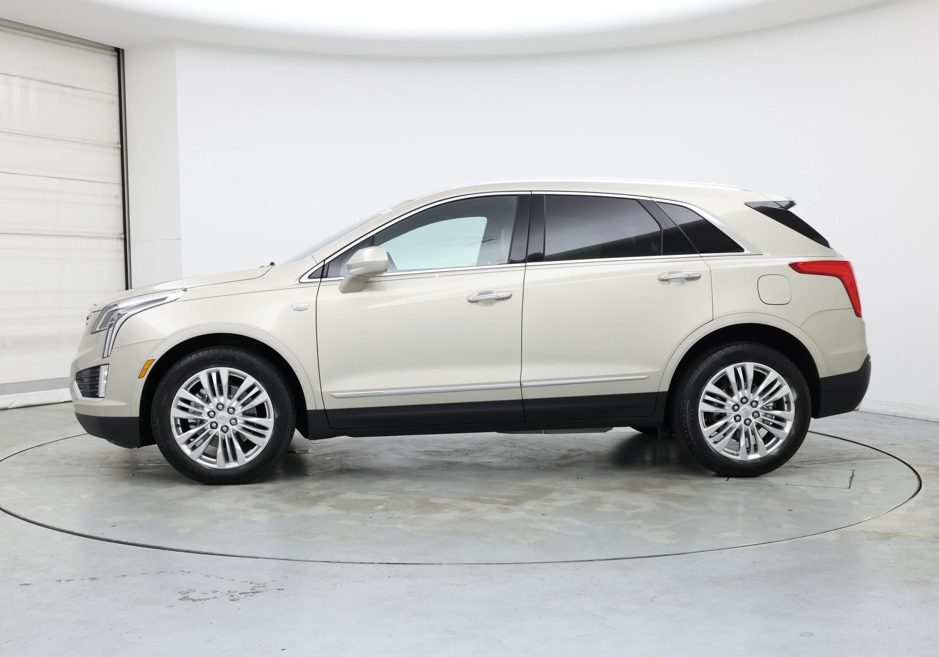 Thumbnail: 2017 Cadillac XT5 - 3