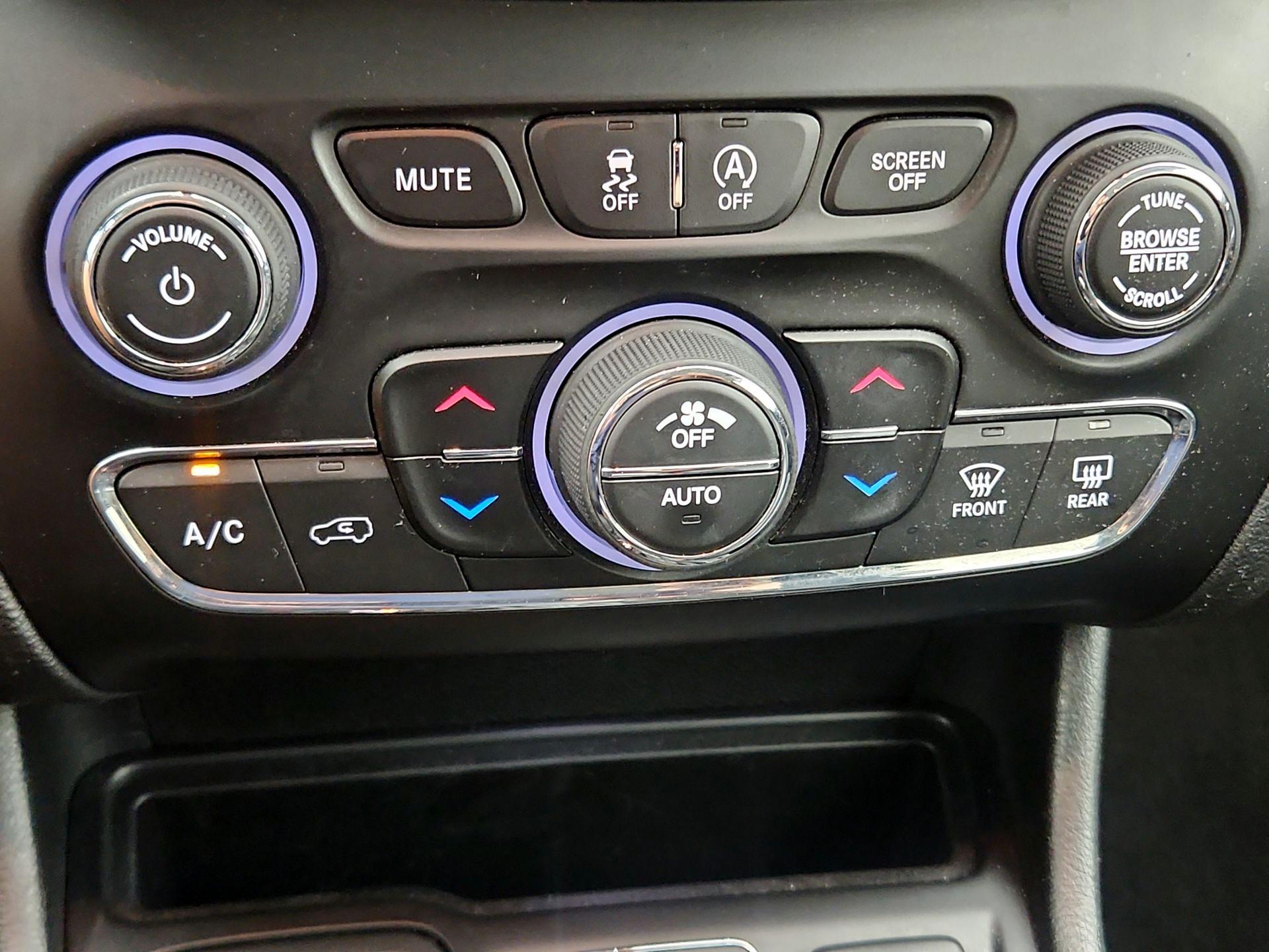 Thumbnail: 2019 Jeep Cherokee - 16