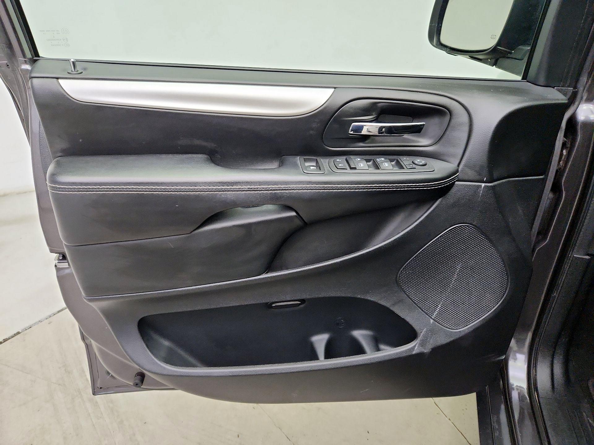 Thumbnail: 2015 Dodge Grand Caravan - 12