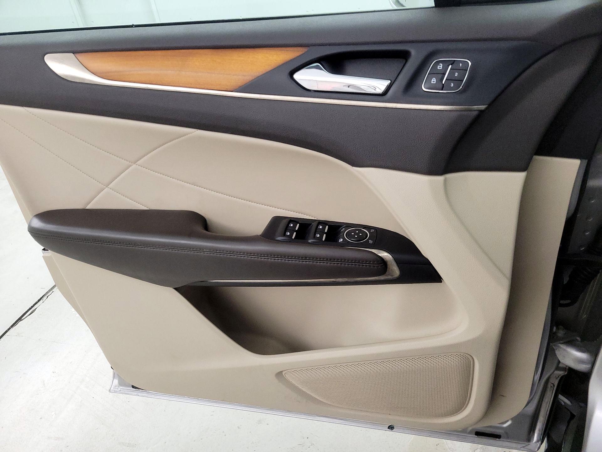 Thumbnail: 2017 Lincoln MKC - 10