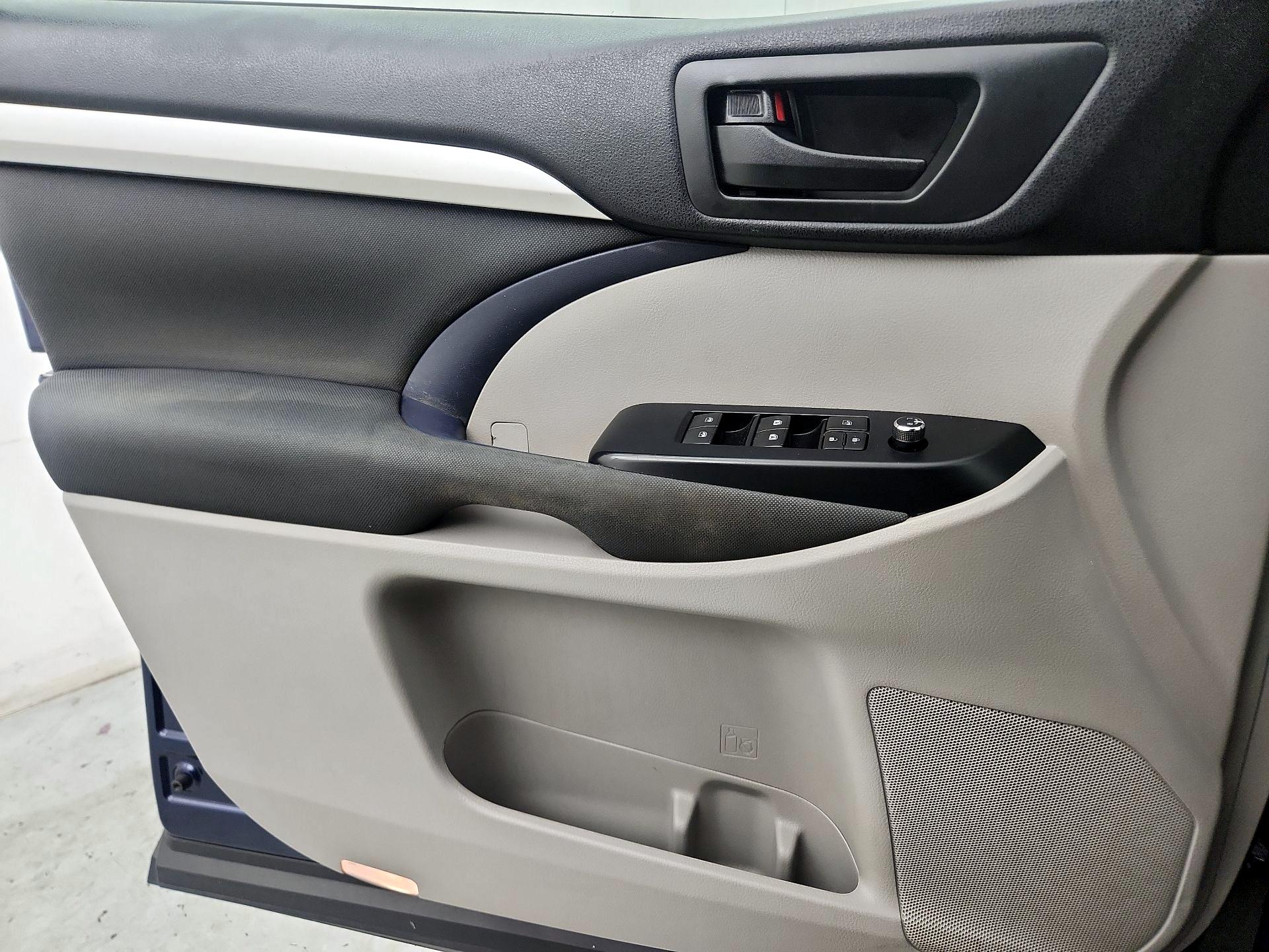 Thumbnail: 2016 Toyota Highlander - 12