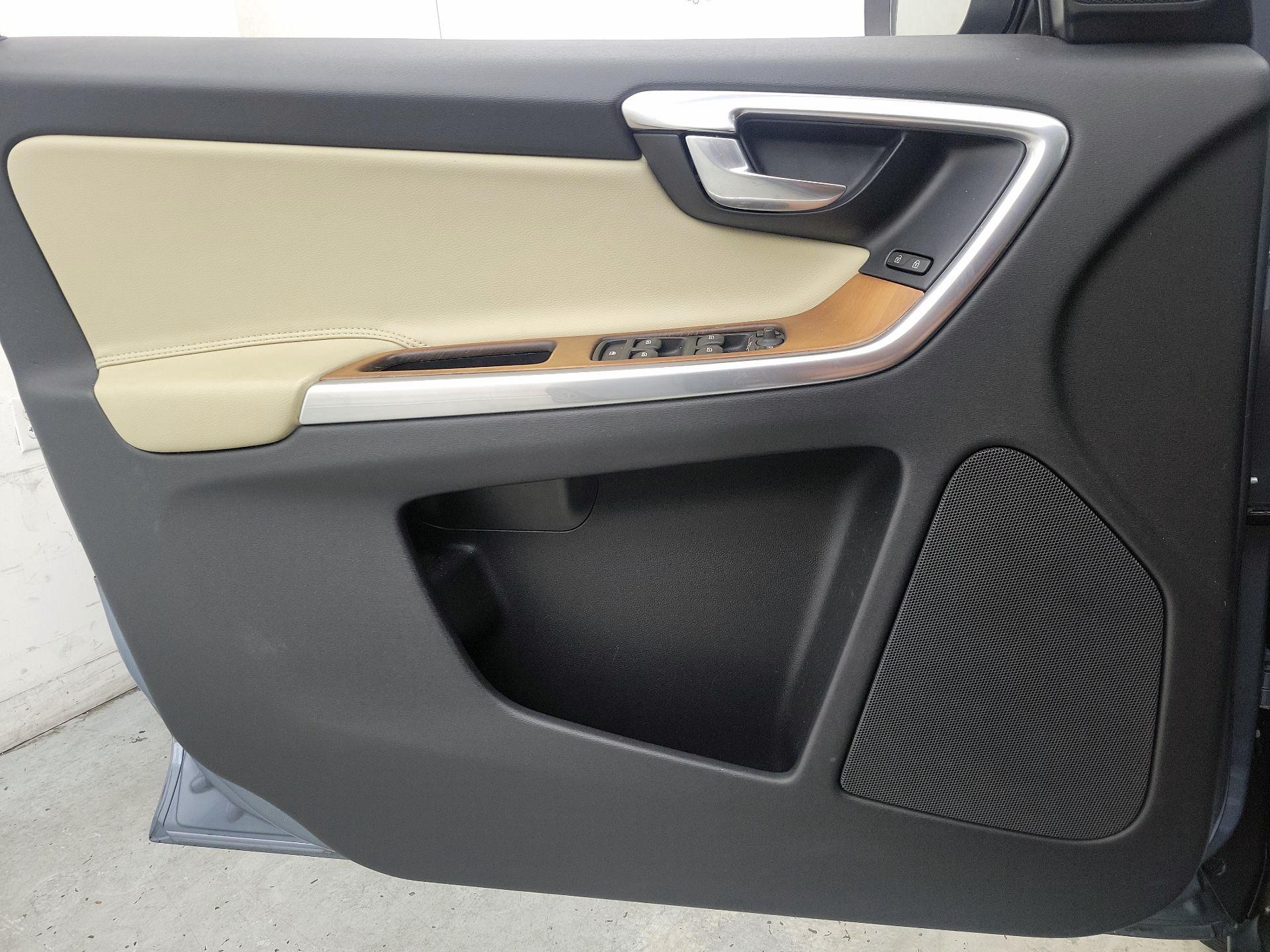 Thumbnail: 2017 Volvo XC60 - 12