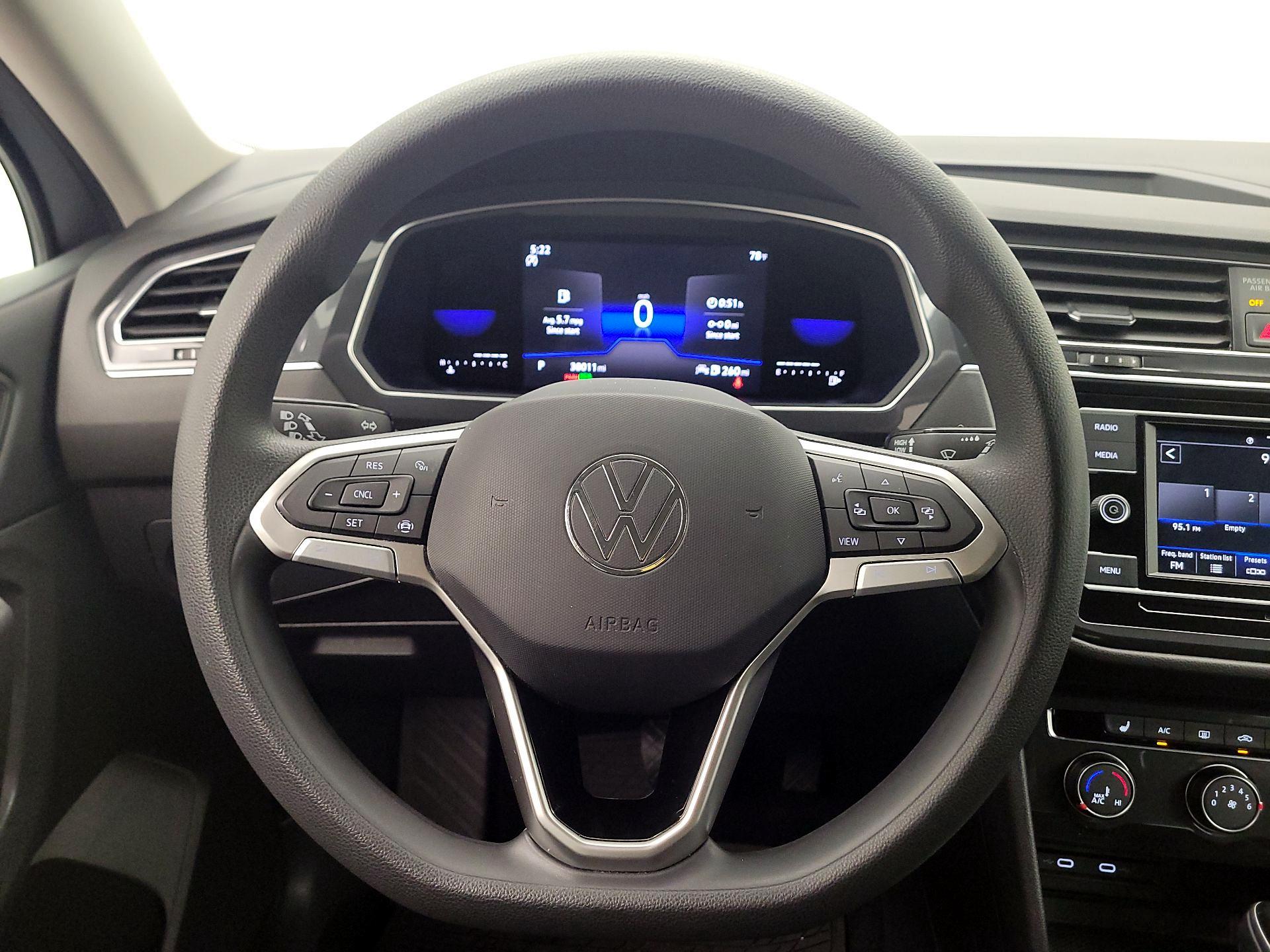 Thumbnail: 2022 Volkswagen Tiguan - 10