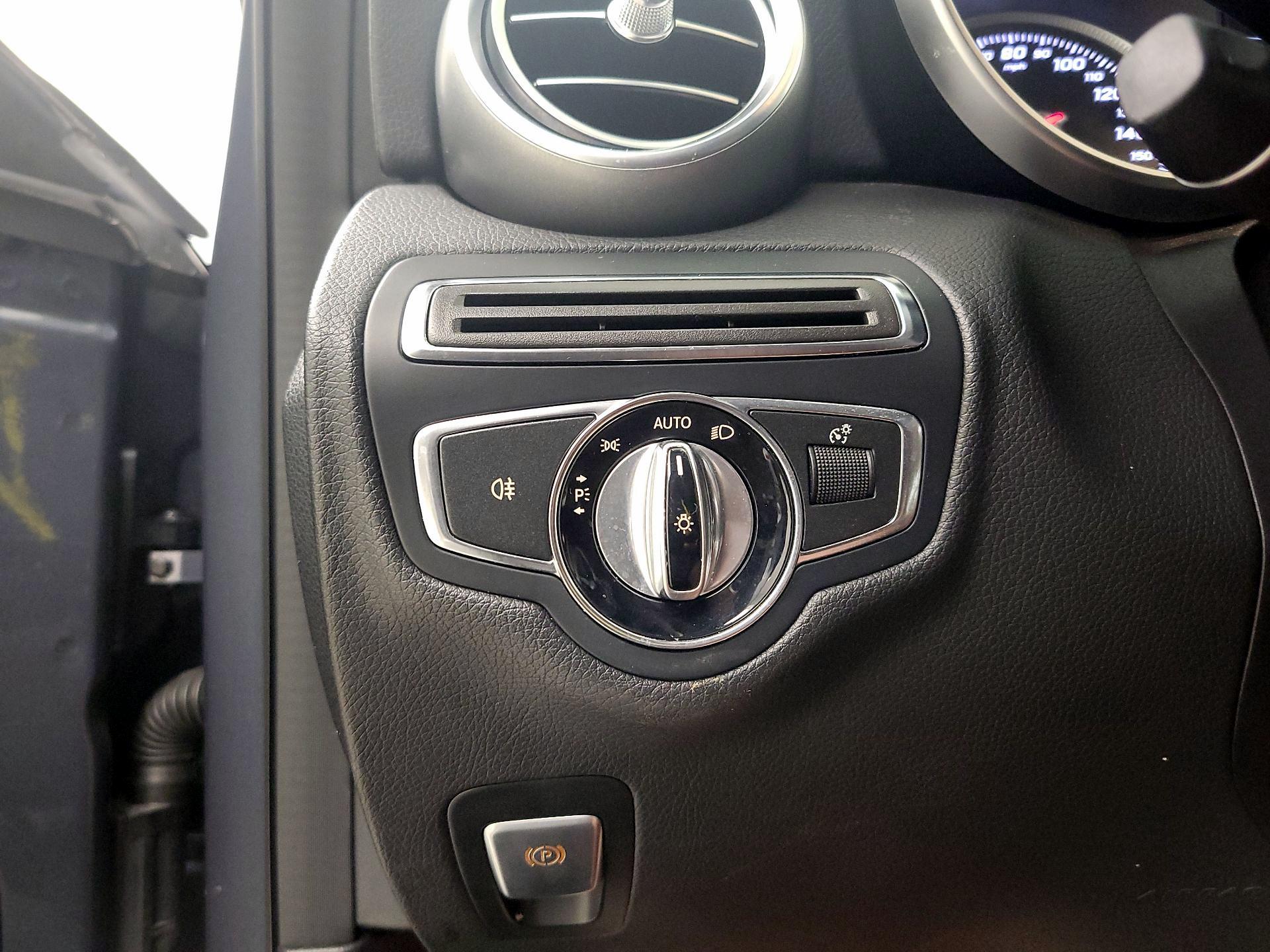 Thumbnail: 2015 Mercedes-Benz C-Class - 11