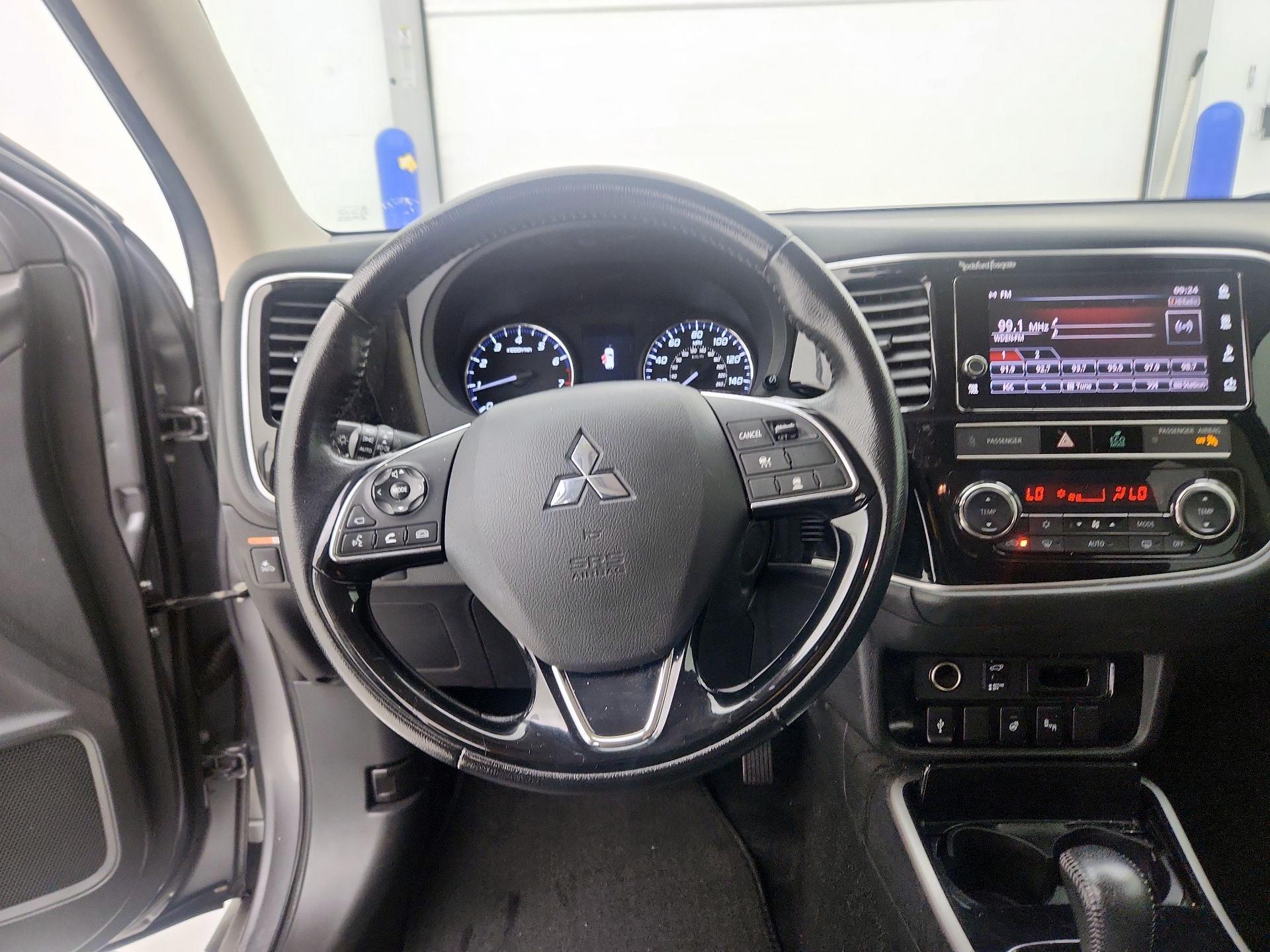 Thumbnail: 2019 Mitsubishi Outlander - 10
