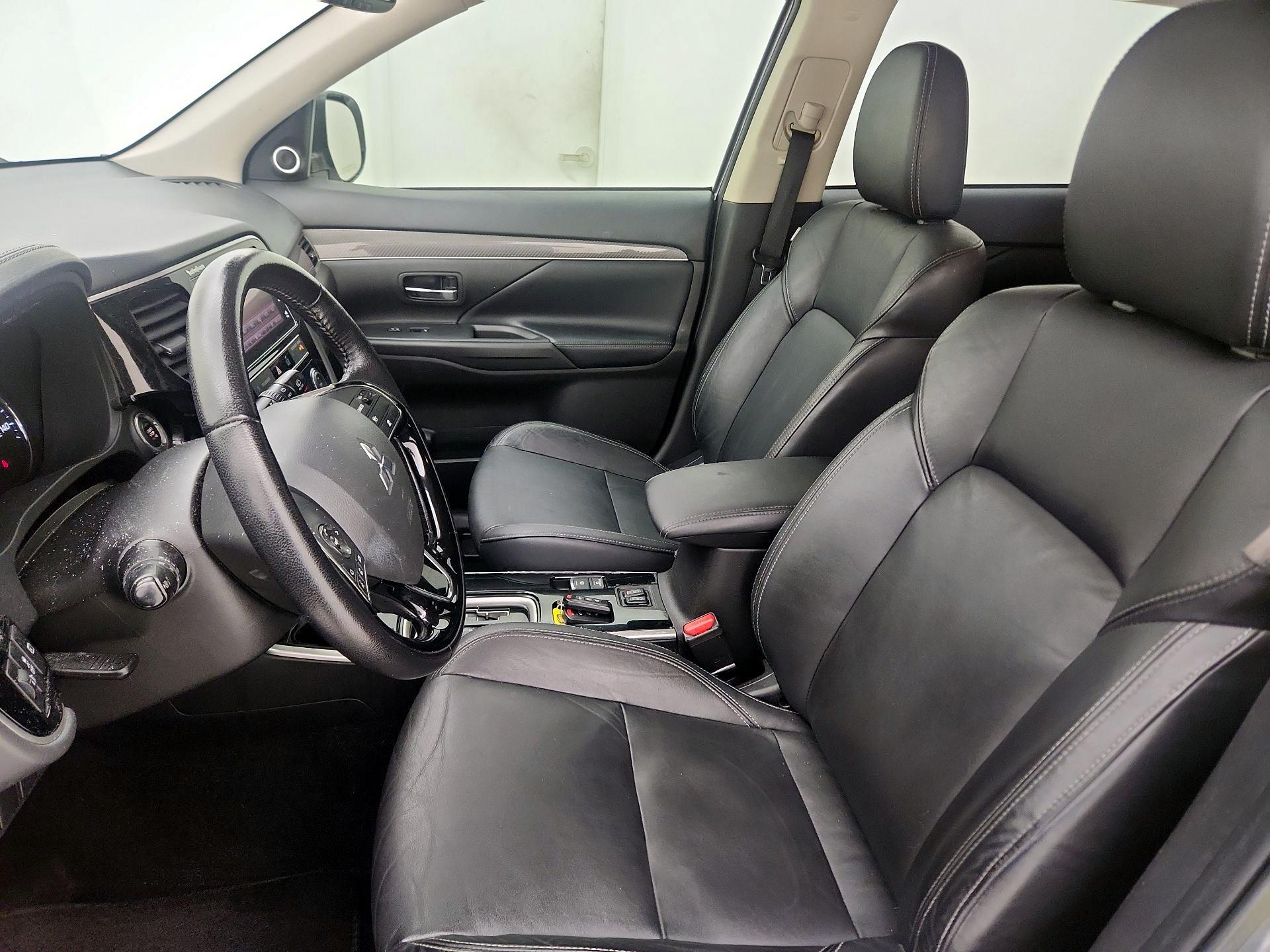 Thumbnail: 2019 Mitsubishi Outlander - 11