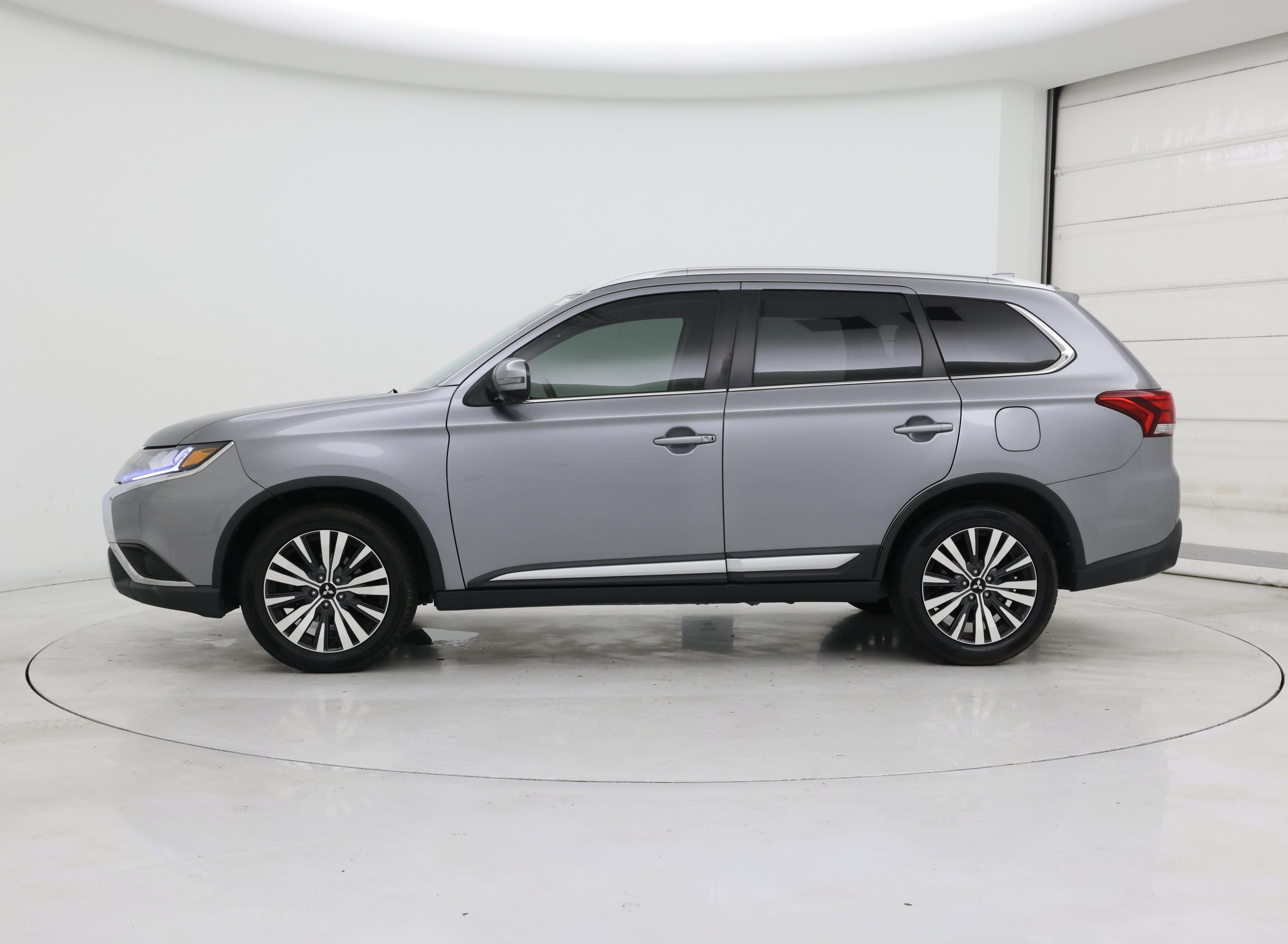 Thumbnail: 2019 Mitsubishi Outlander - 3