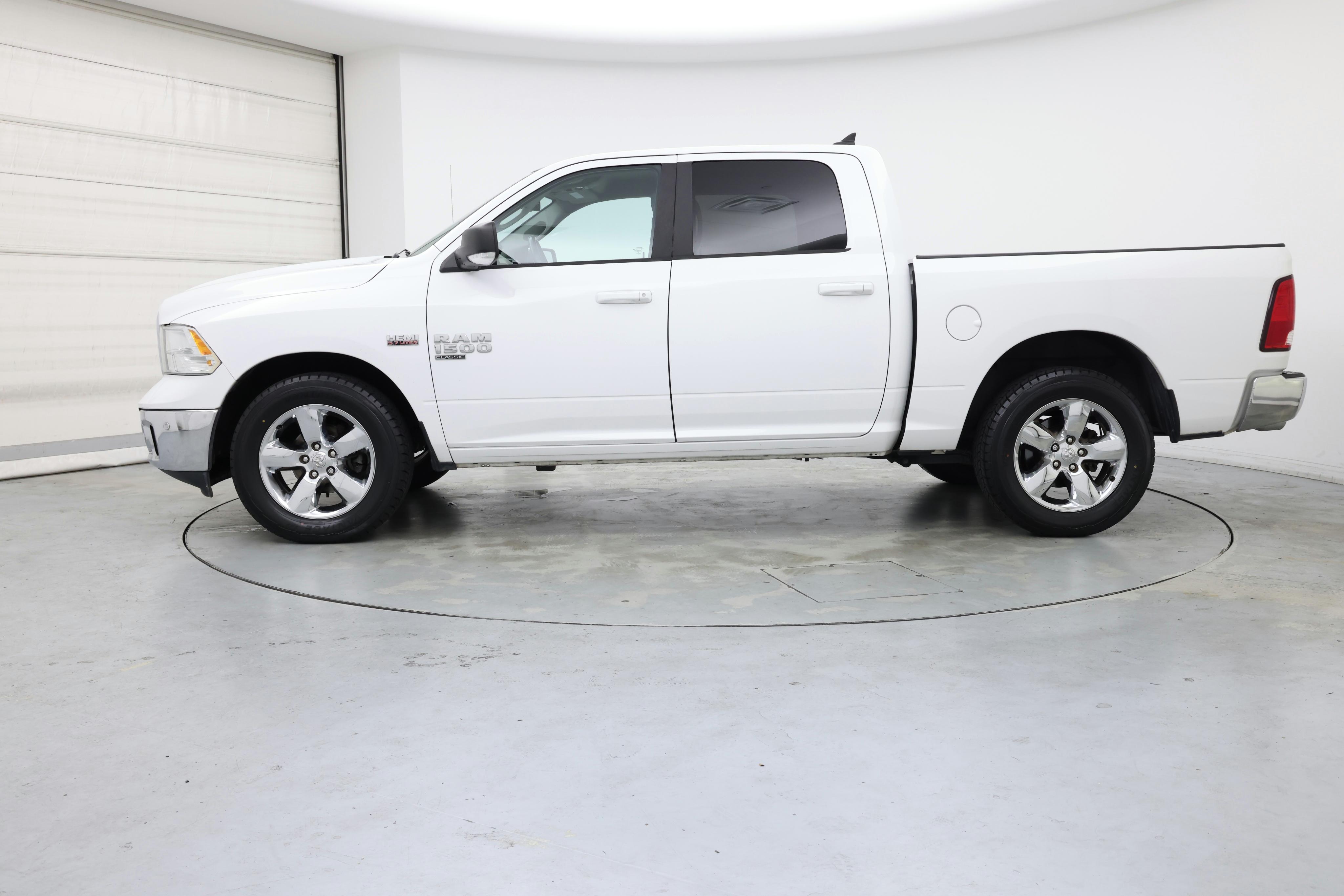 Thumbnail: 2019 RAM 1500 Classic - 3