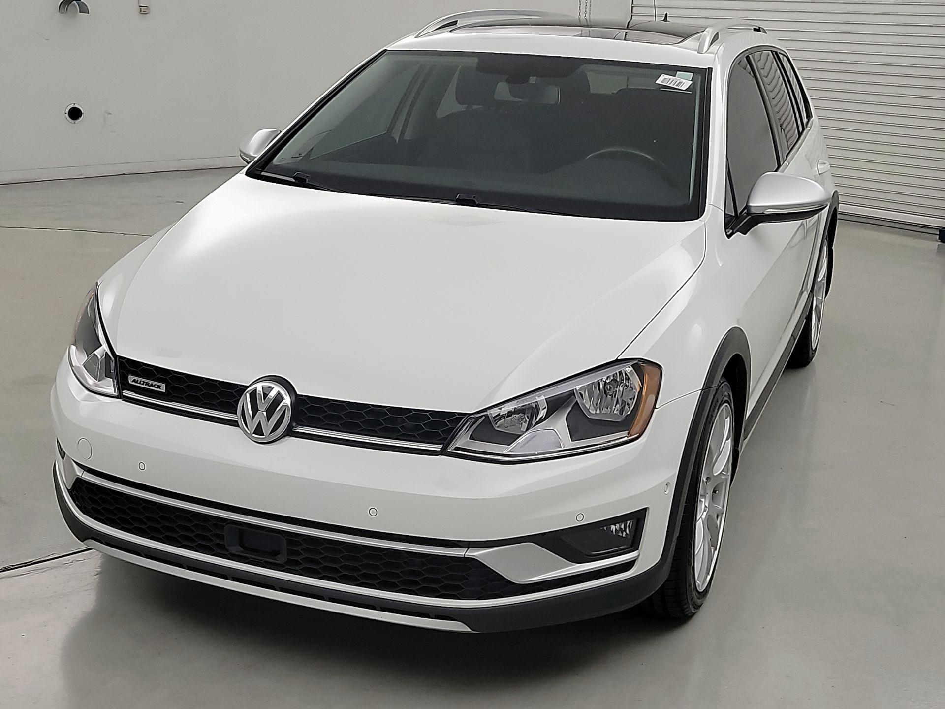 Thumbnail: 2017 Volkswagen Golf - 3