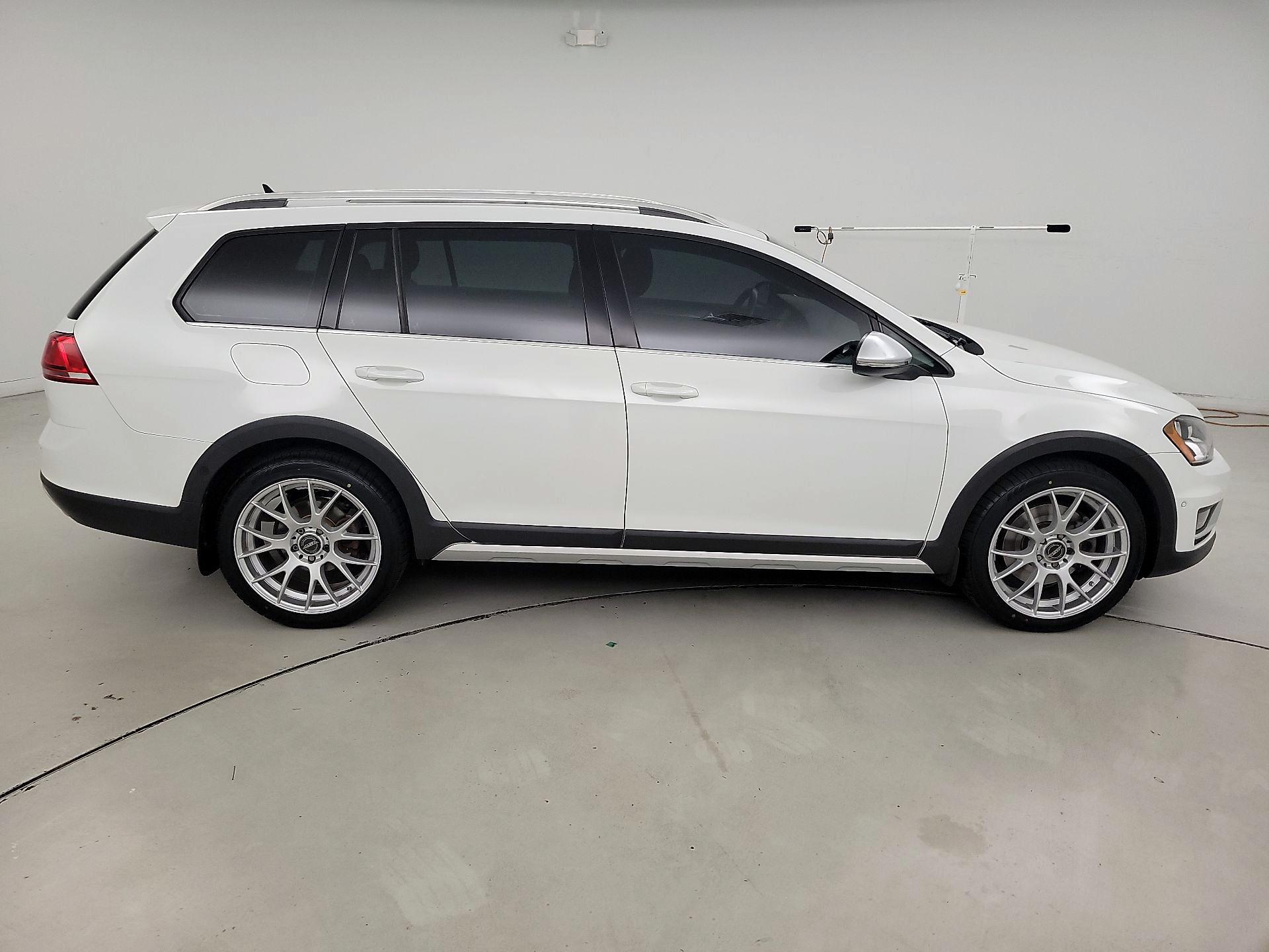 Thumbnail: 2017 Volkswagen Golf - 4