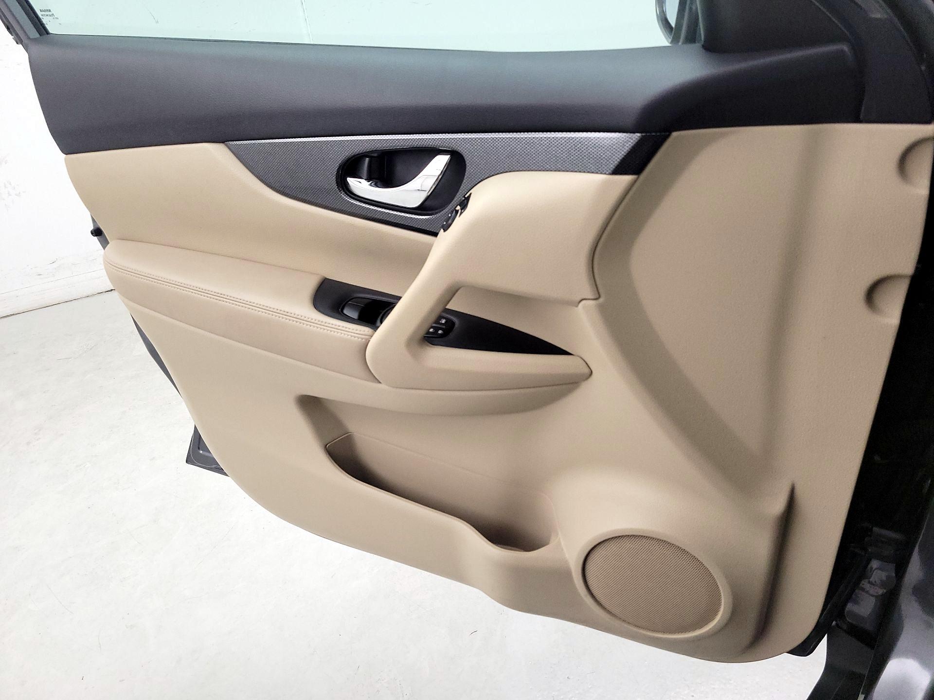 Thumbnail: 2016 Nissan Rogue - 10
