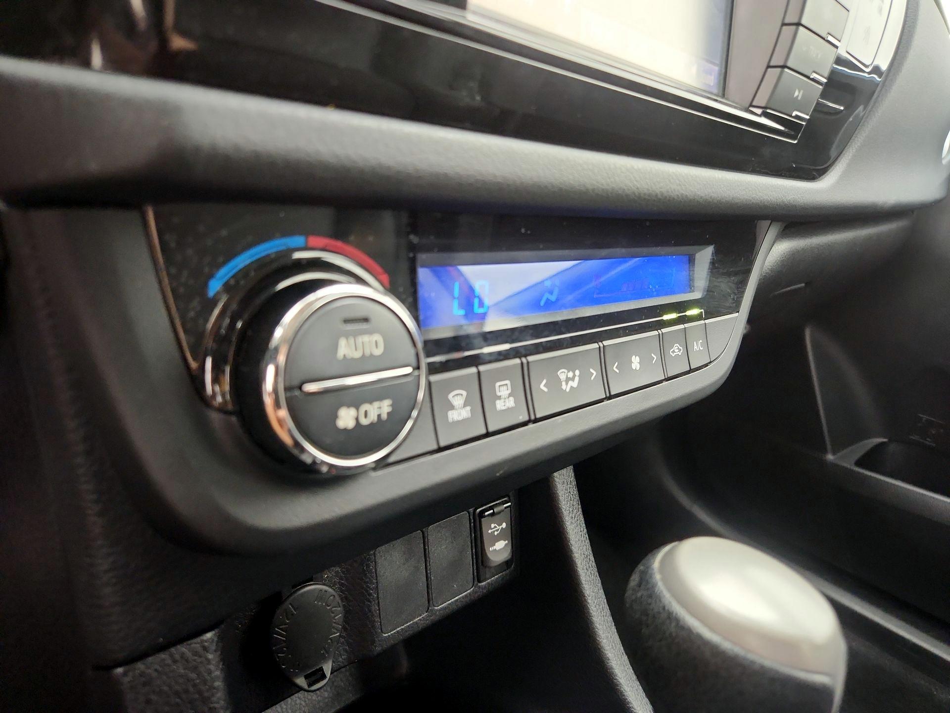 Thumbnail: 2015 Toyota Corolla - 16