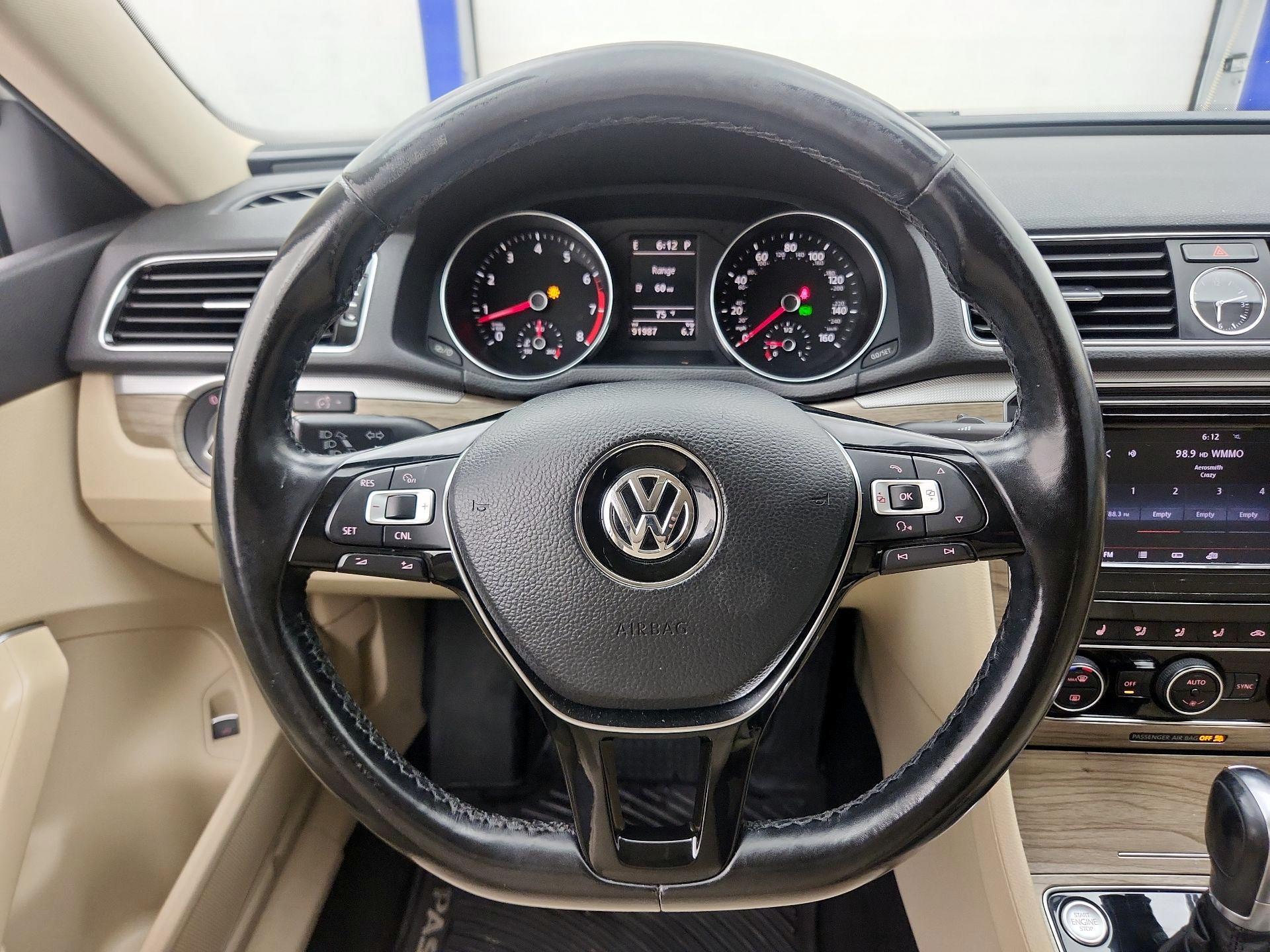 Thumbnail: 2017 Volkswagen Passat - 10