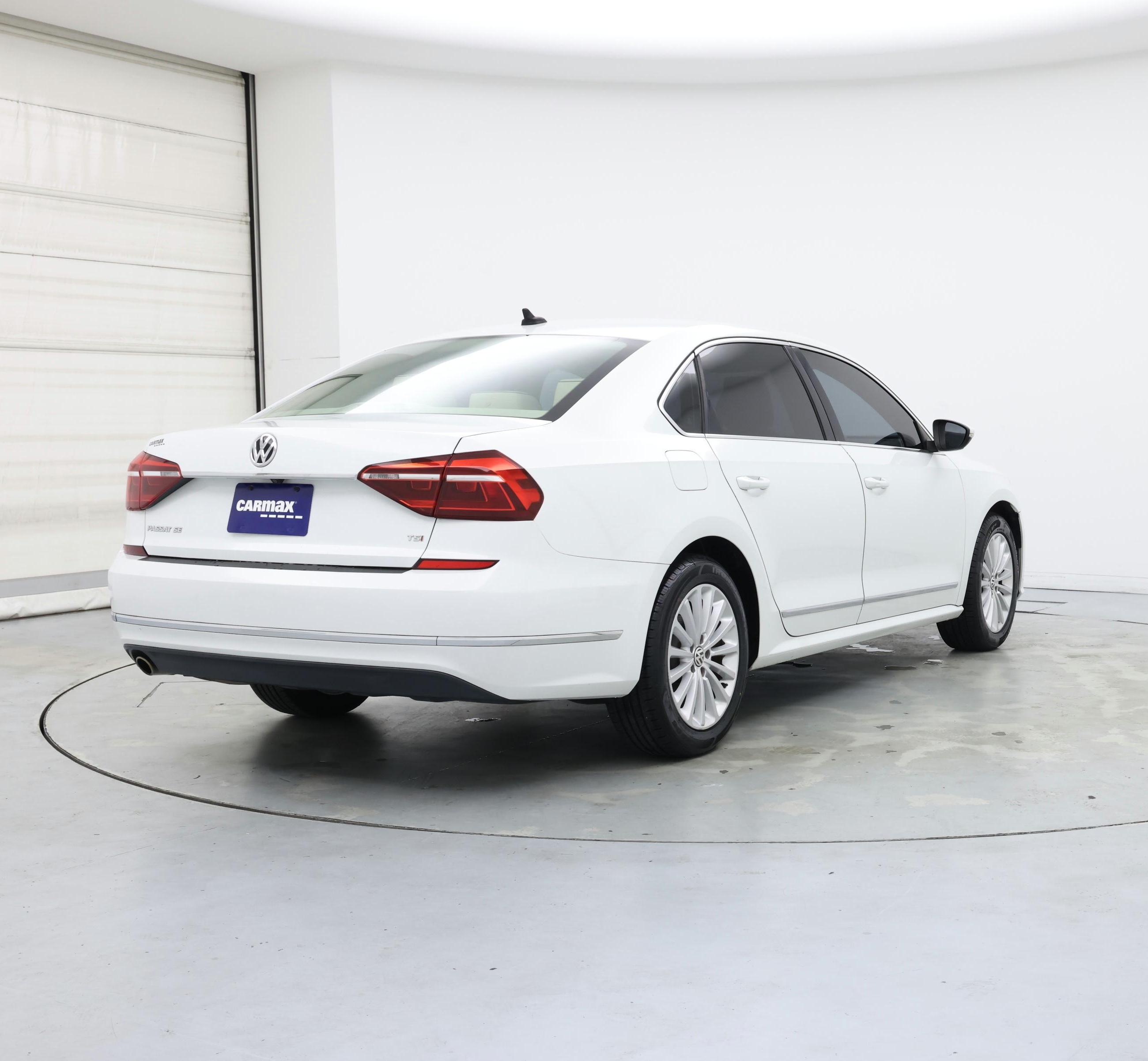 Thumbnail: 2017 Volkswagen Passat - 8