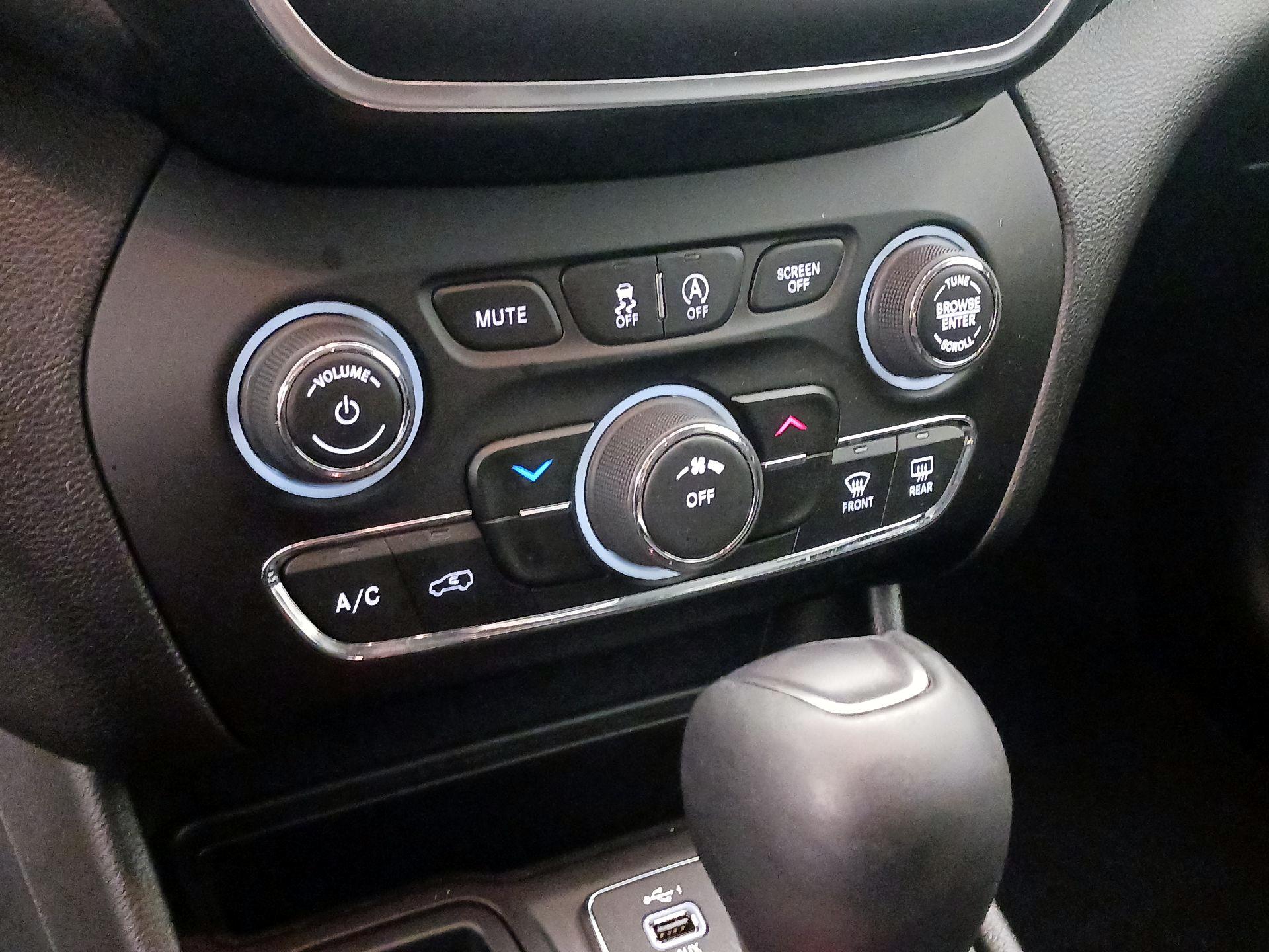 Thumbnail: 2021 Jeep Cherokee - 16
