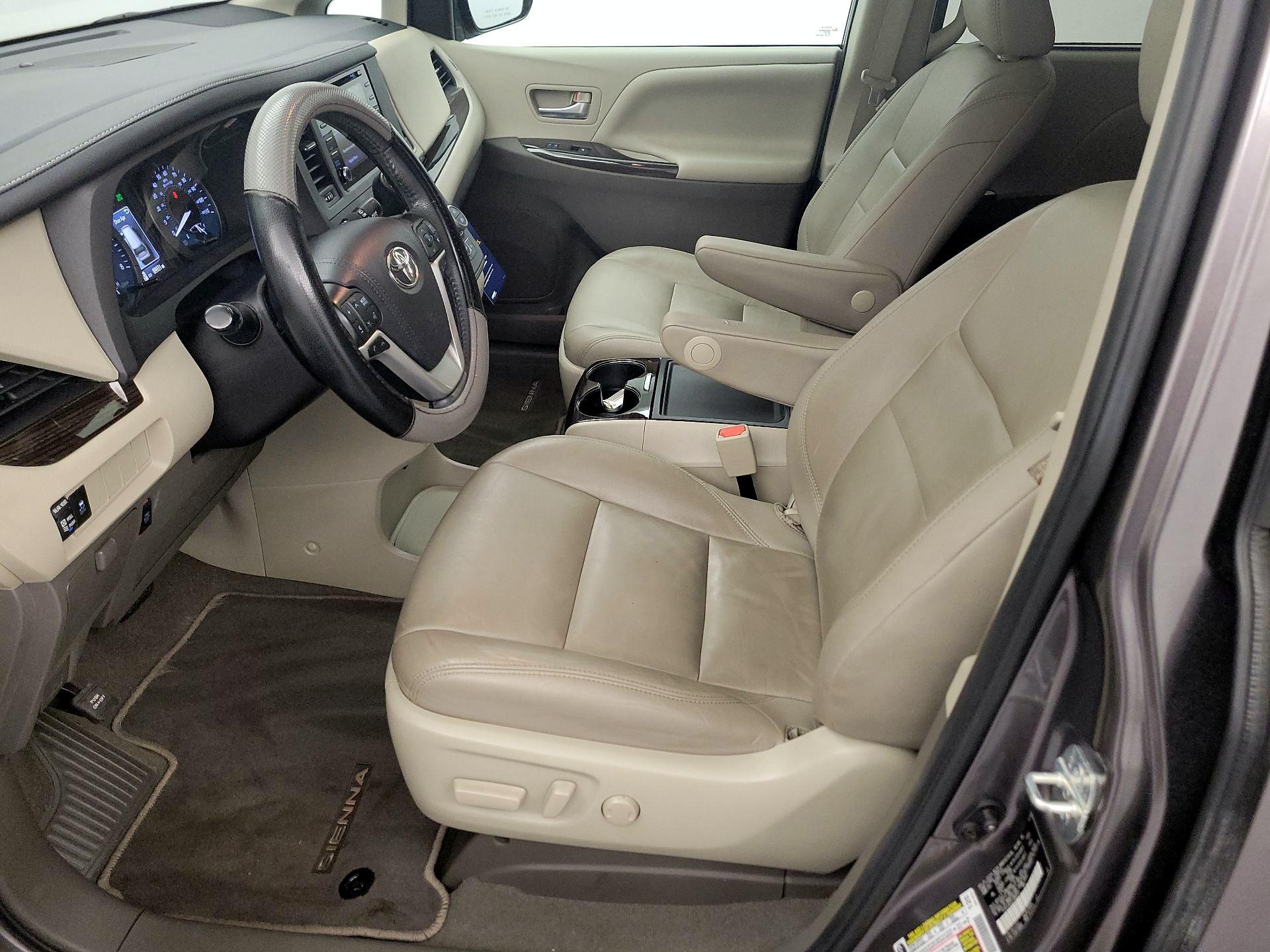 Thumbnail: 2020 Toyota Sienna - 11