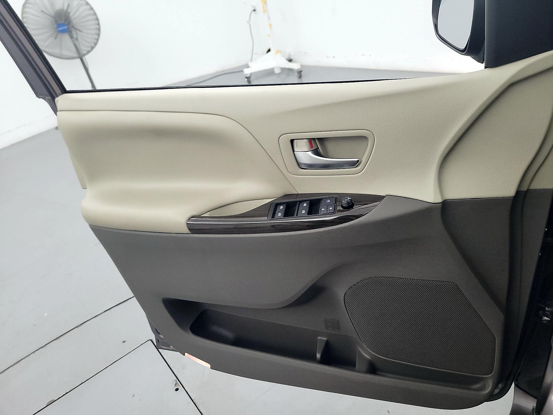Thumbnail: 2020 Toyota Sienna - 12