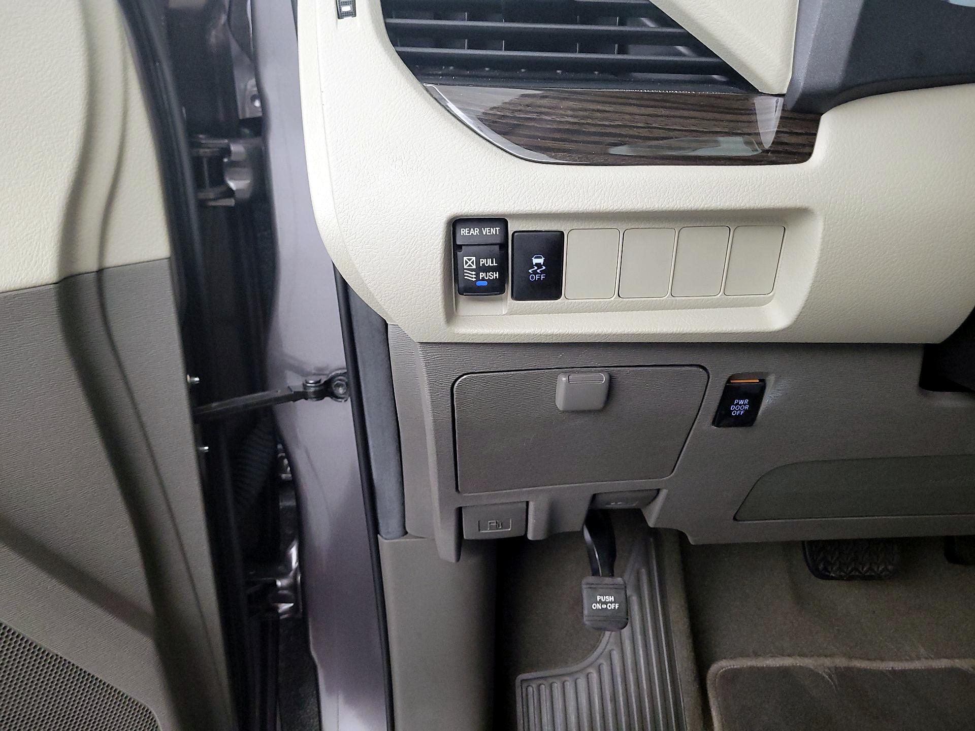 Thumbnail: 2020 Toyota Sienna - 13