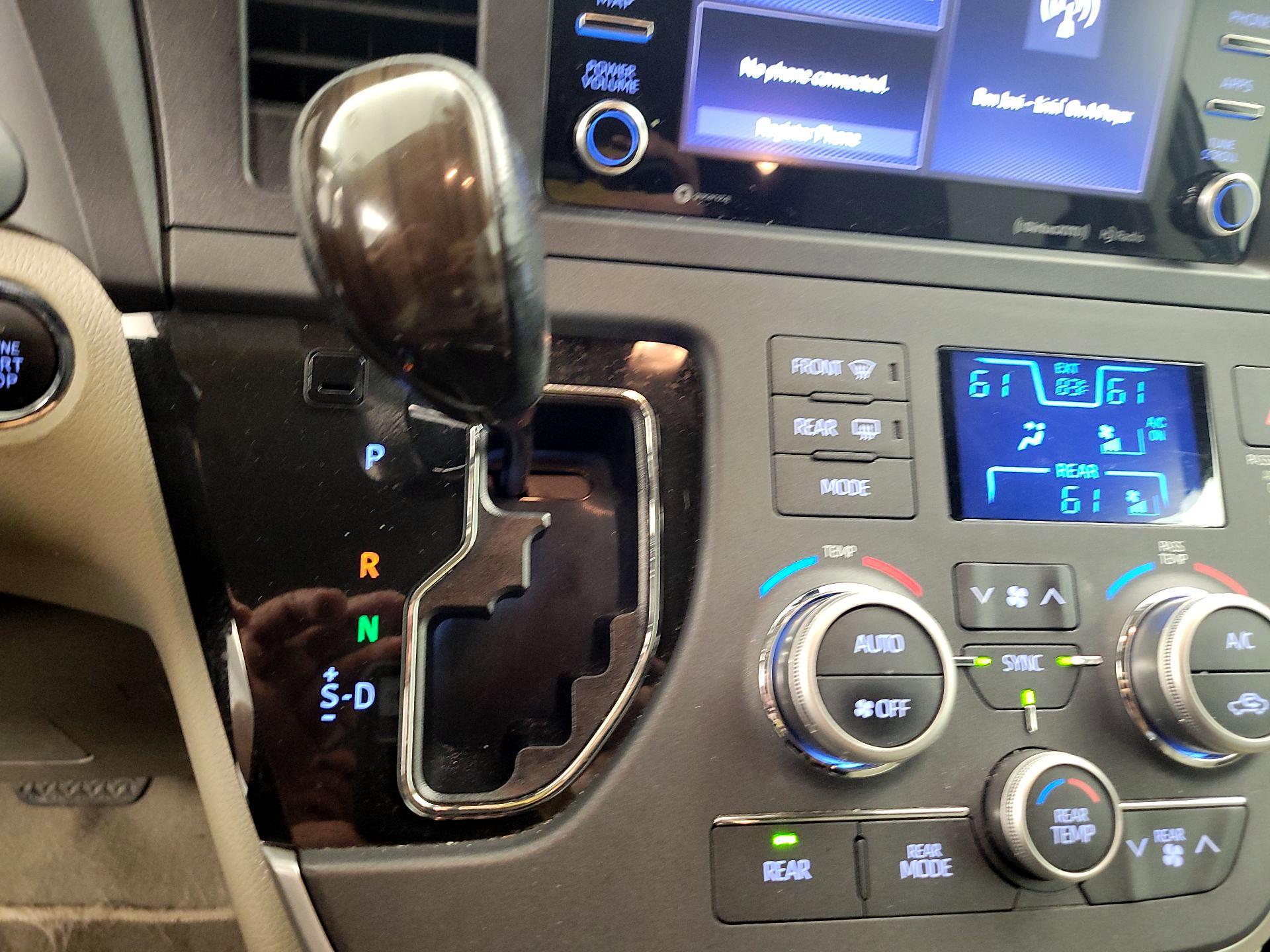 Thumbnail: 2020 Toyota Sienna - 17