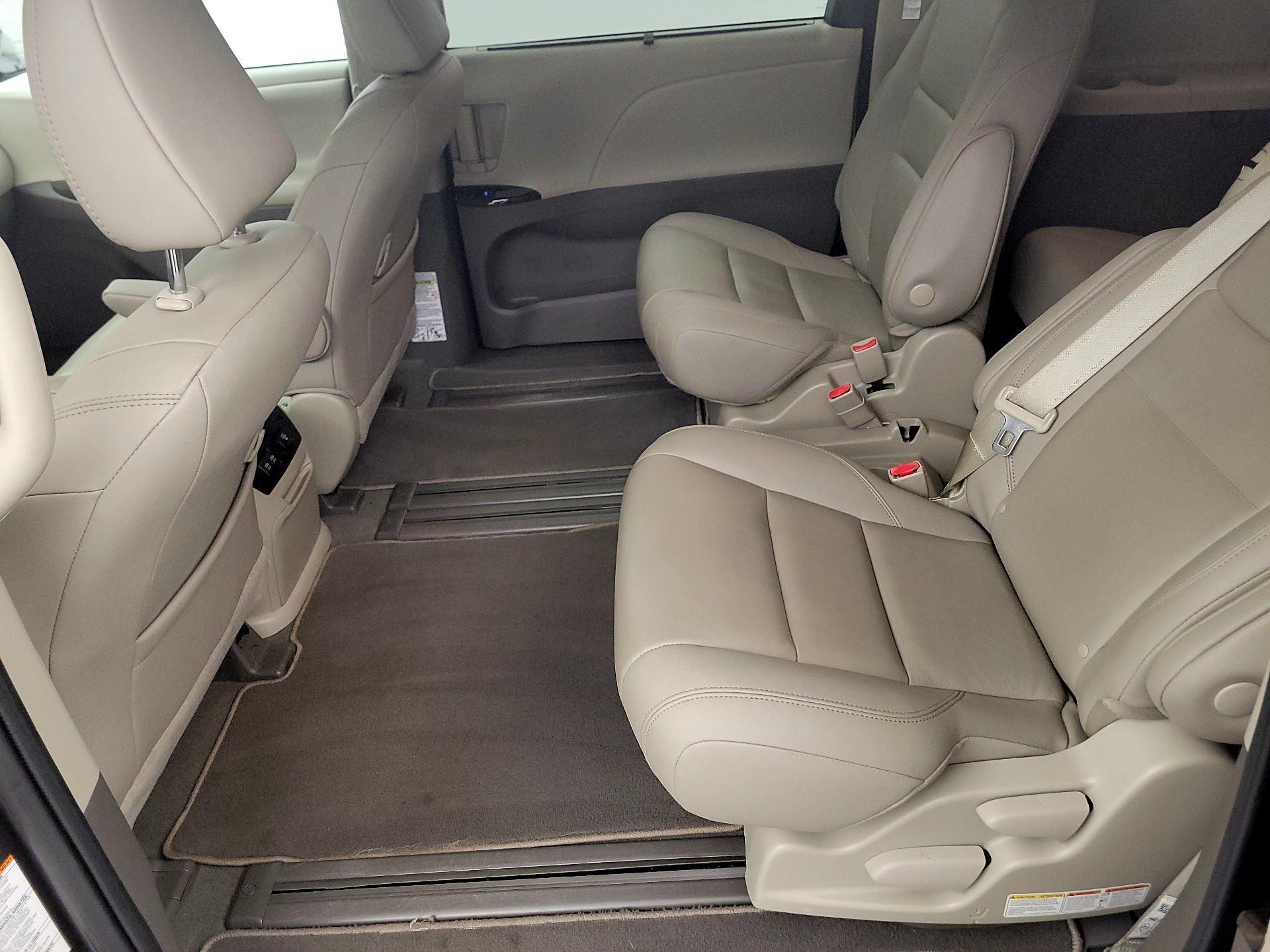 Thumbnail: 2020 Toyota Sienna - 20