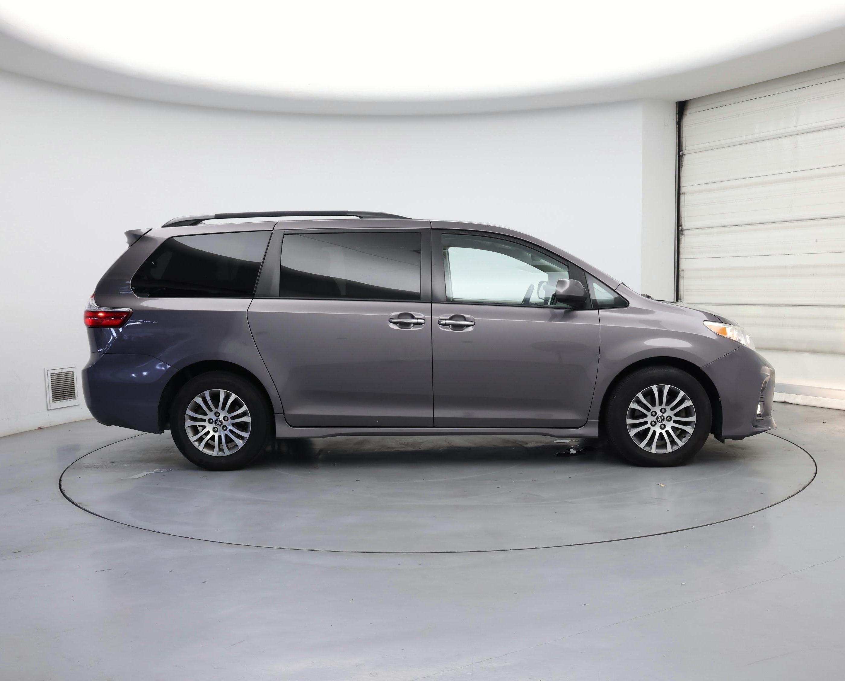 Thumbnail: 2020 Toyota Sienna - 7
