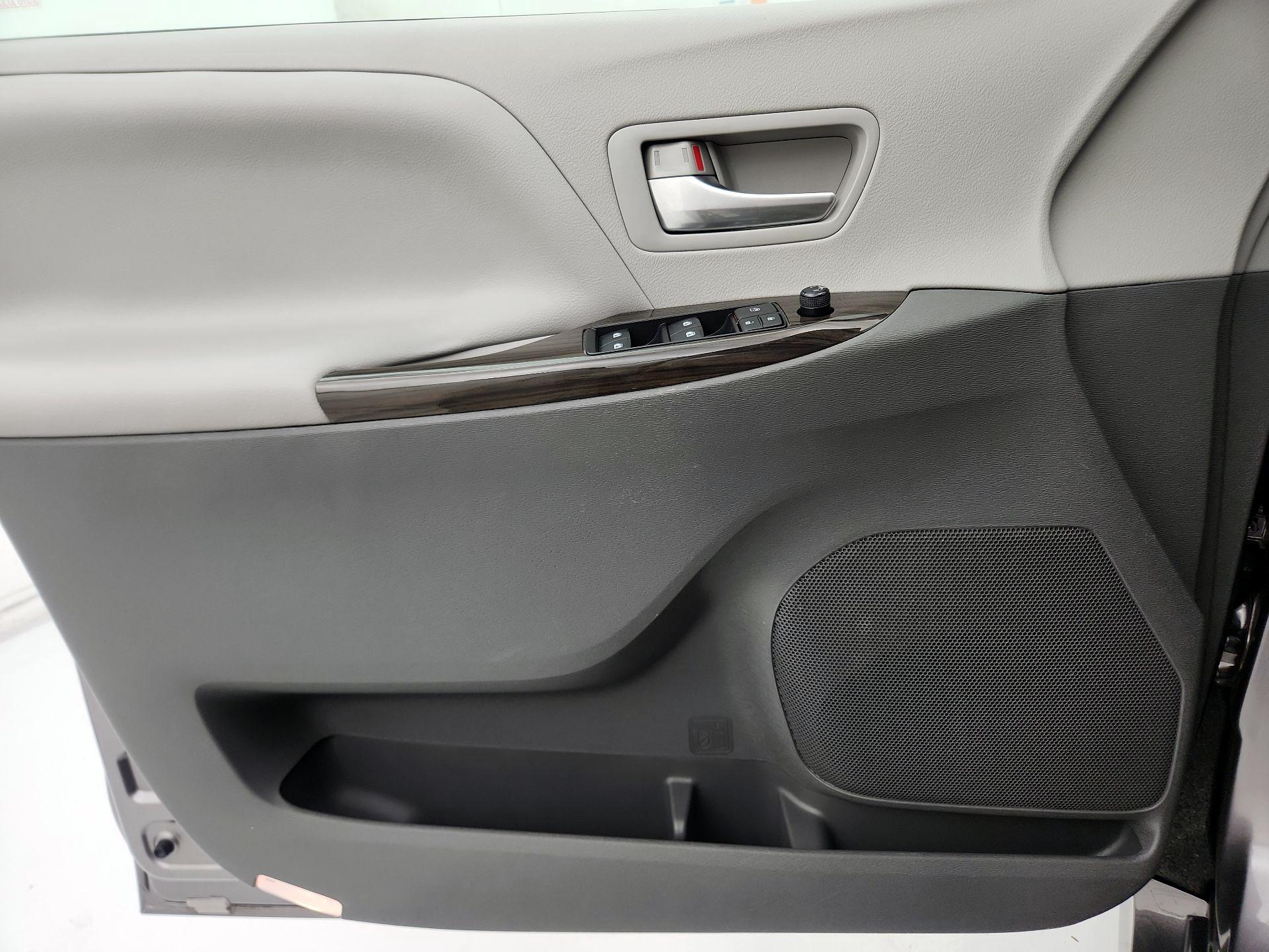 Thumbnail: 2018 Toyota Sienna - 12