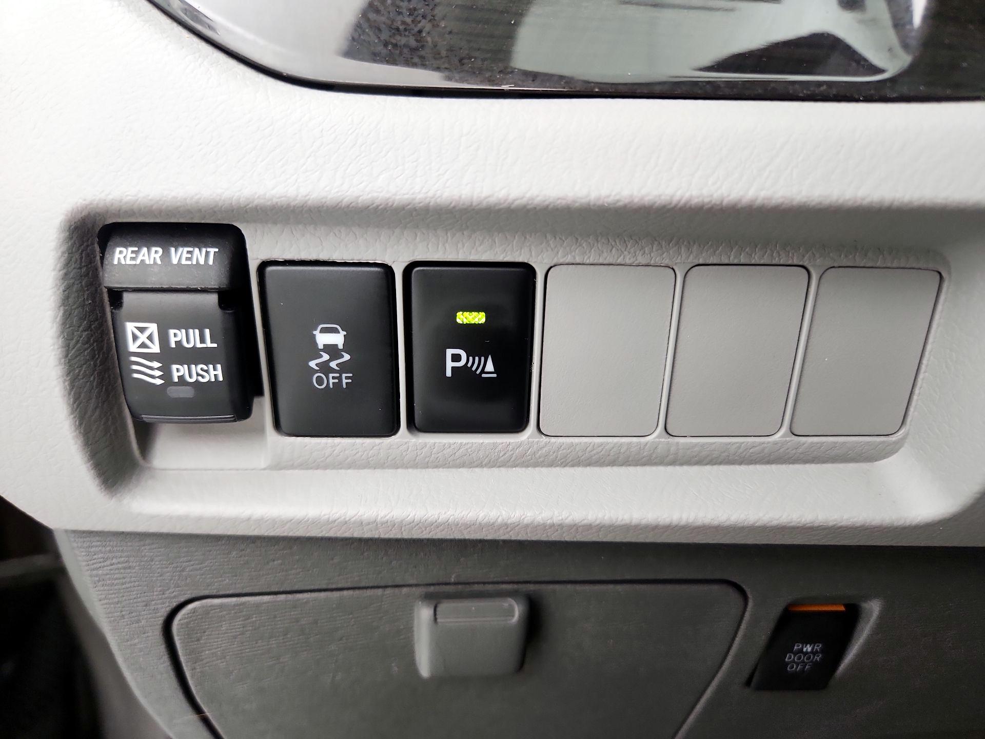 Thumbnail: 2018 Toyota Sienna - 13