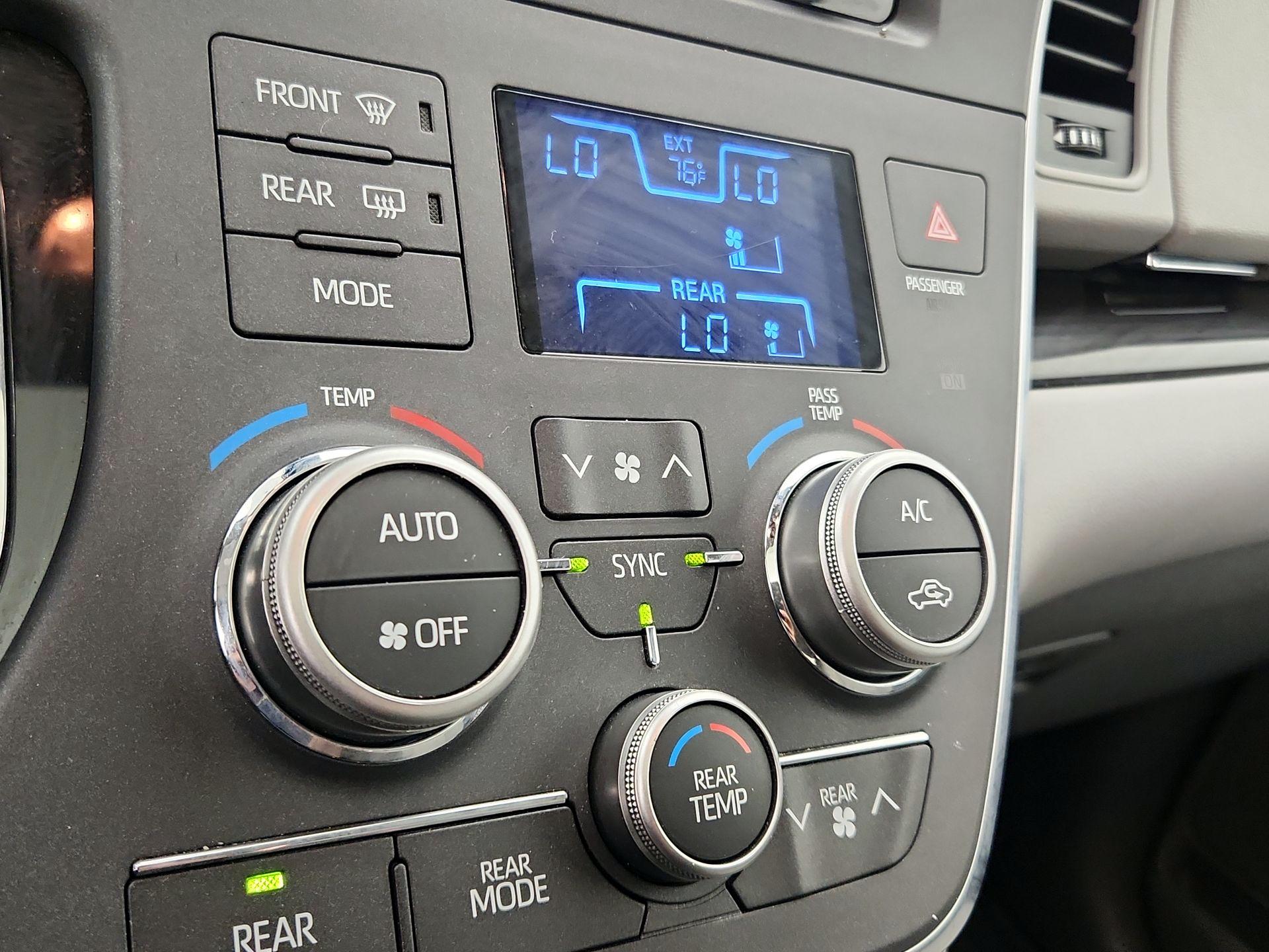 Thumbnail: 2018 Toyota Sienna - 17