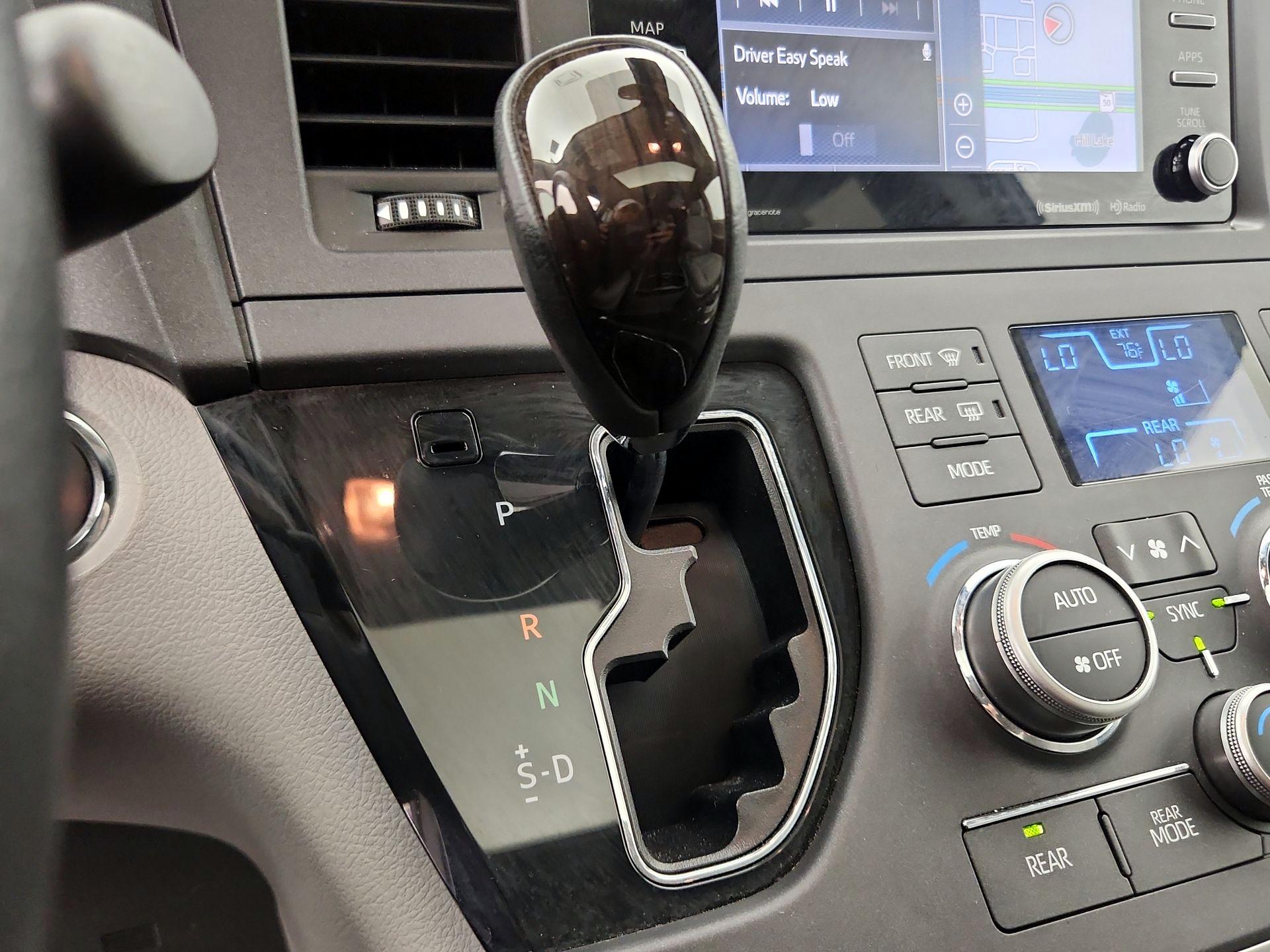 Thumbnail: 2018 Toyota Sienna - 18