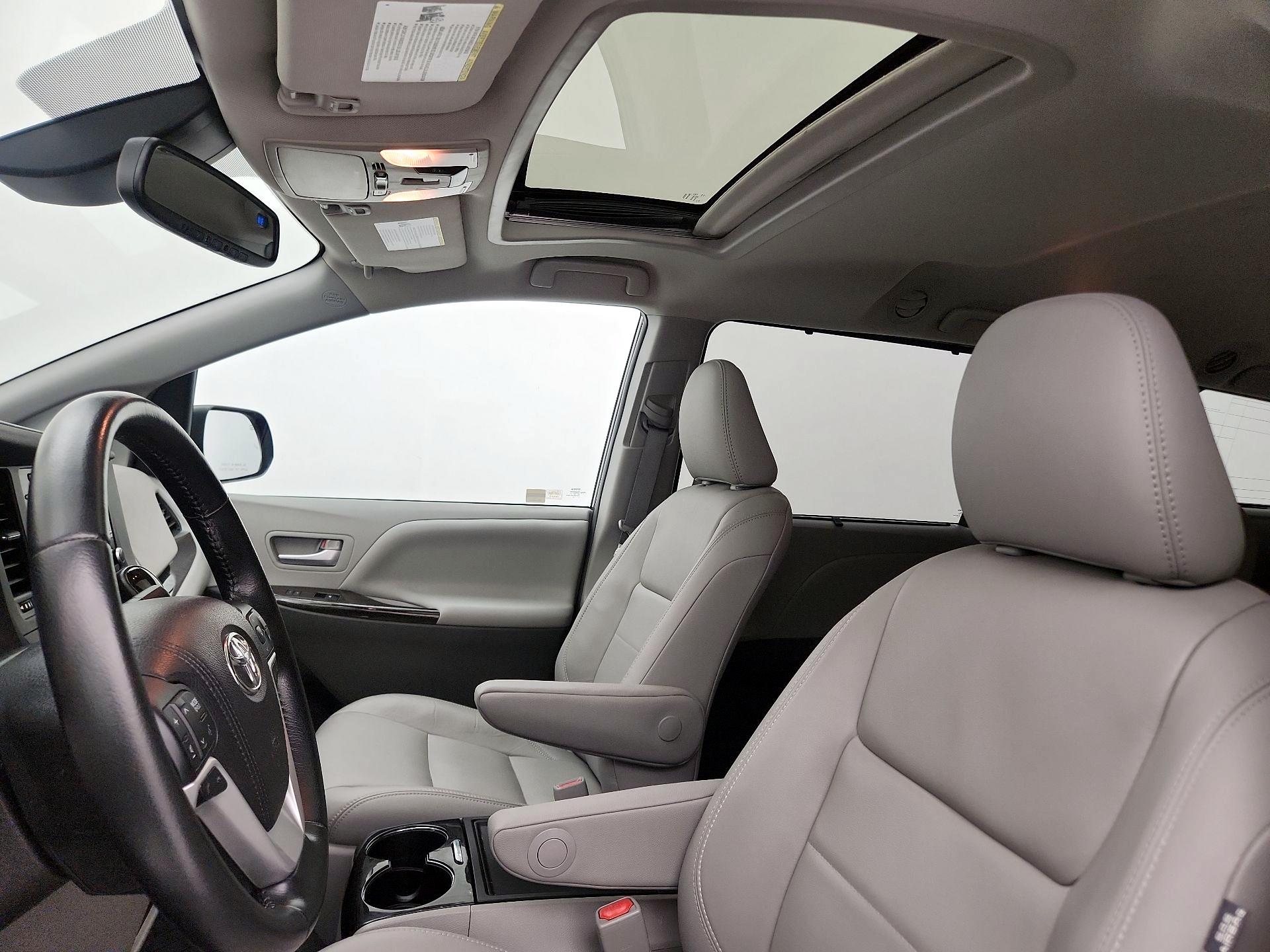Thumbnail: 2018 Toyota Sienna - 20