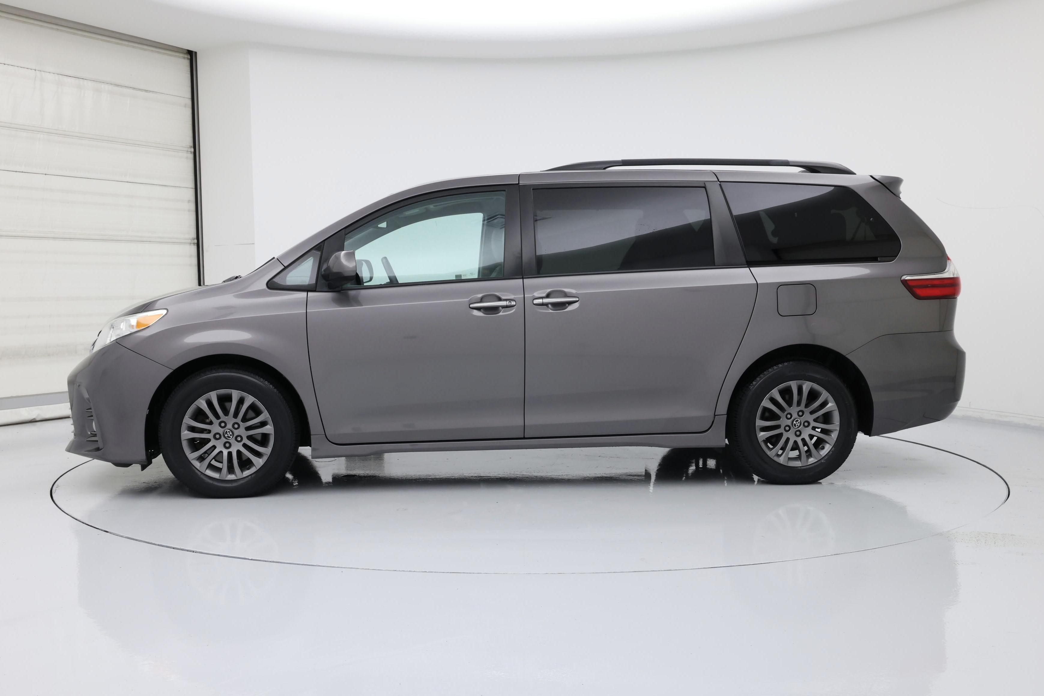 Thumbnail: 2018 Toyota Sienna - 3