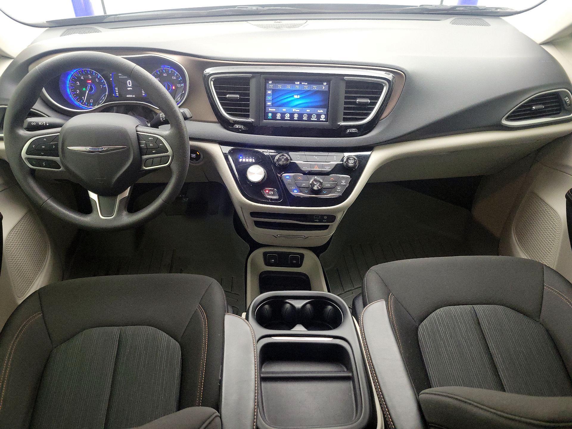 Thumbnail: 2018 Chrysler Pacifica - 9