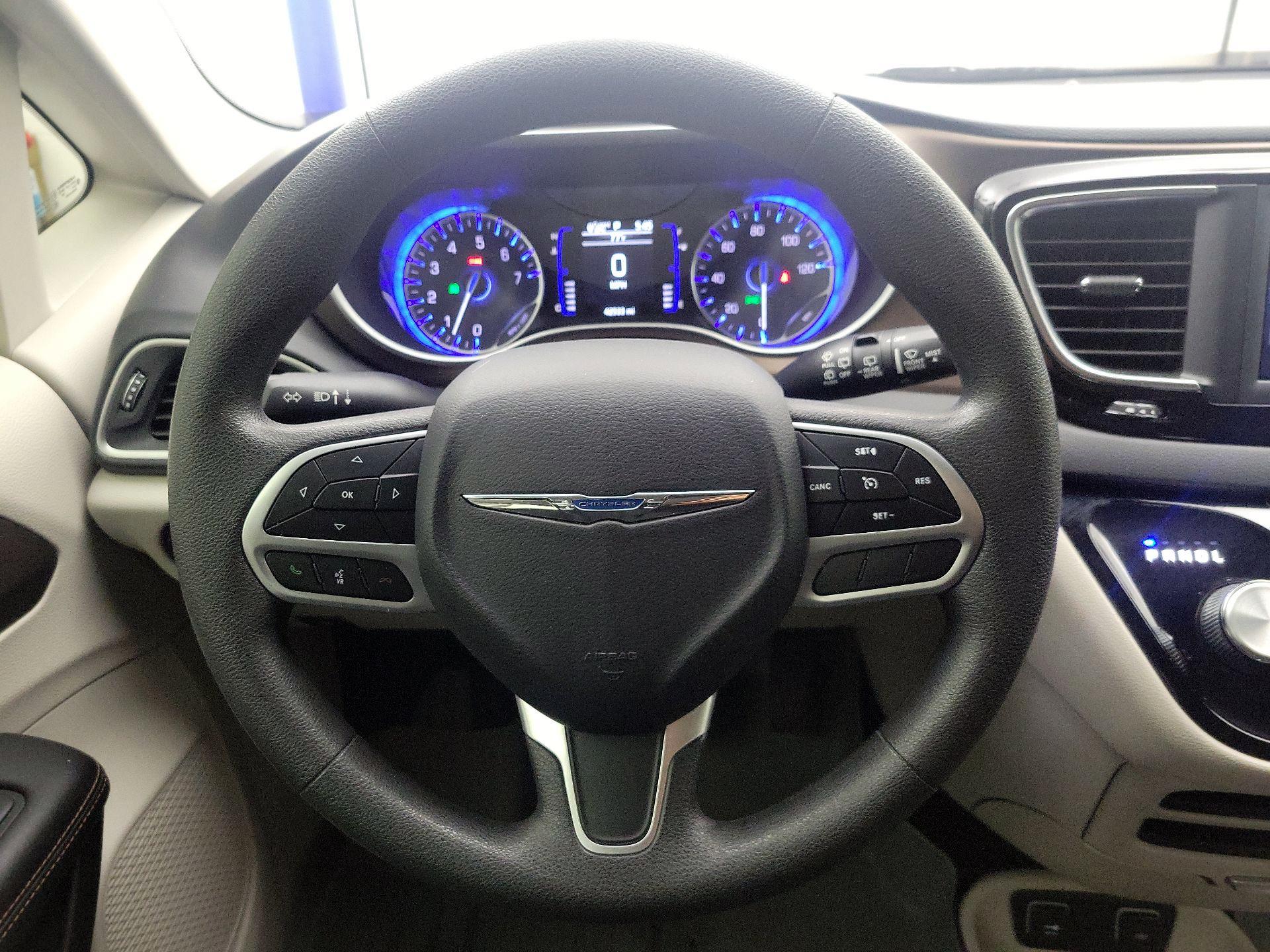 Thumbnail: 2018 Chrysler Pacifica - 10