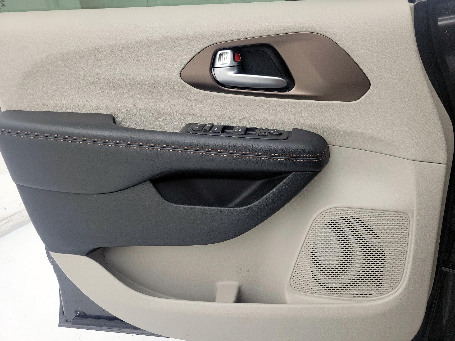 Thumbnail: 2018 Chrysler Pacifica - 12