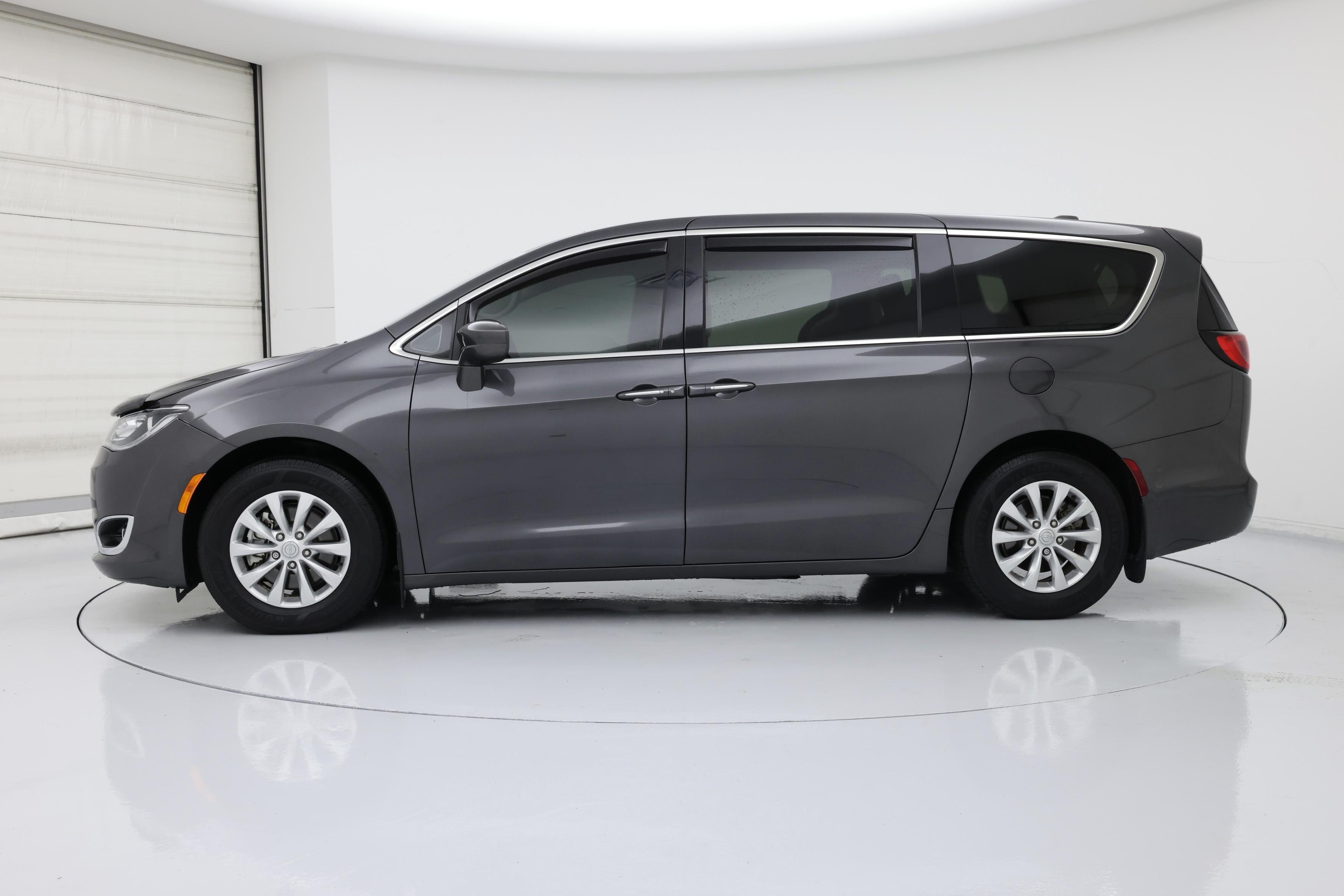 Thumbnail: 2018 Chrysler Pacifica - 3