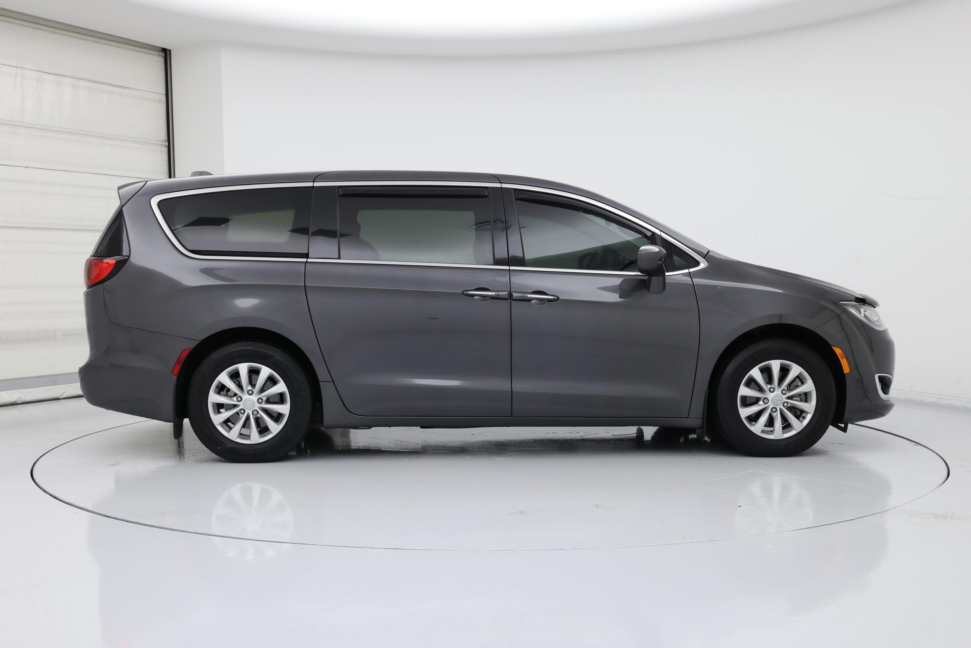 Thumbnail: 2018 Chrysler Pacifica - 7