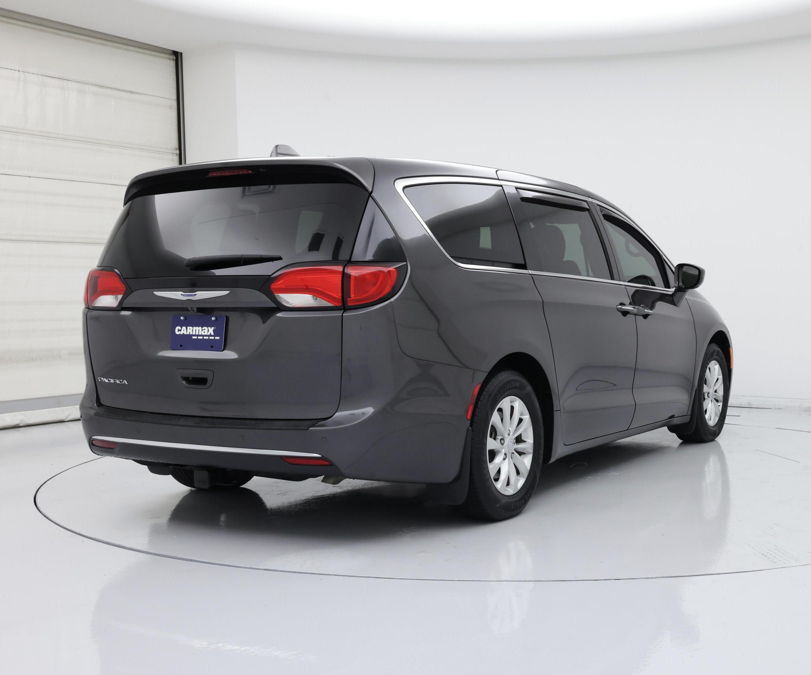 Thumbnail: 2018 Chrysler Pacifica - 8
