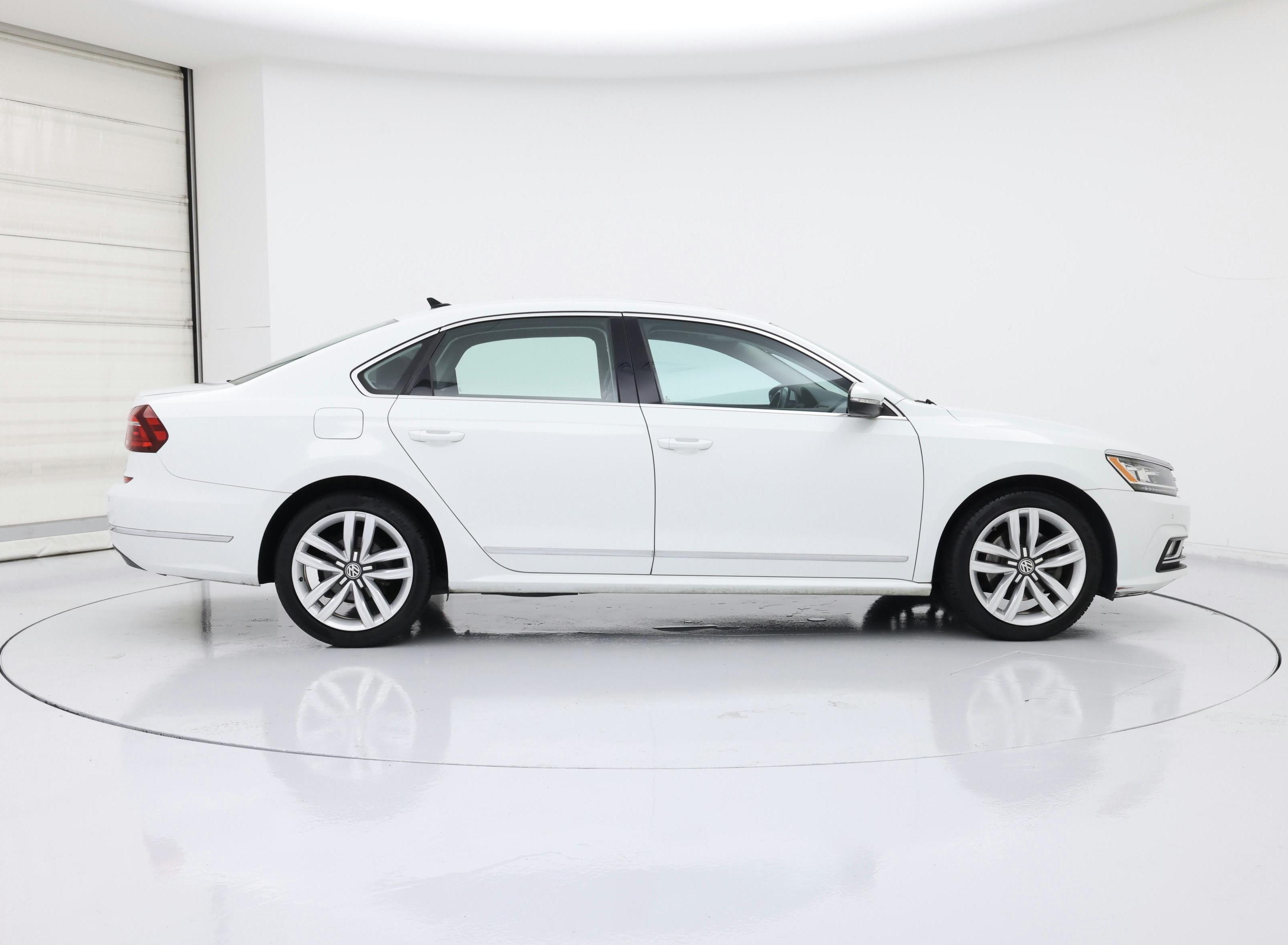Thumbnail: 2017 Volkswagen Passat - 7