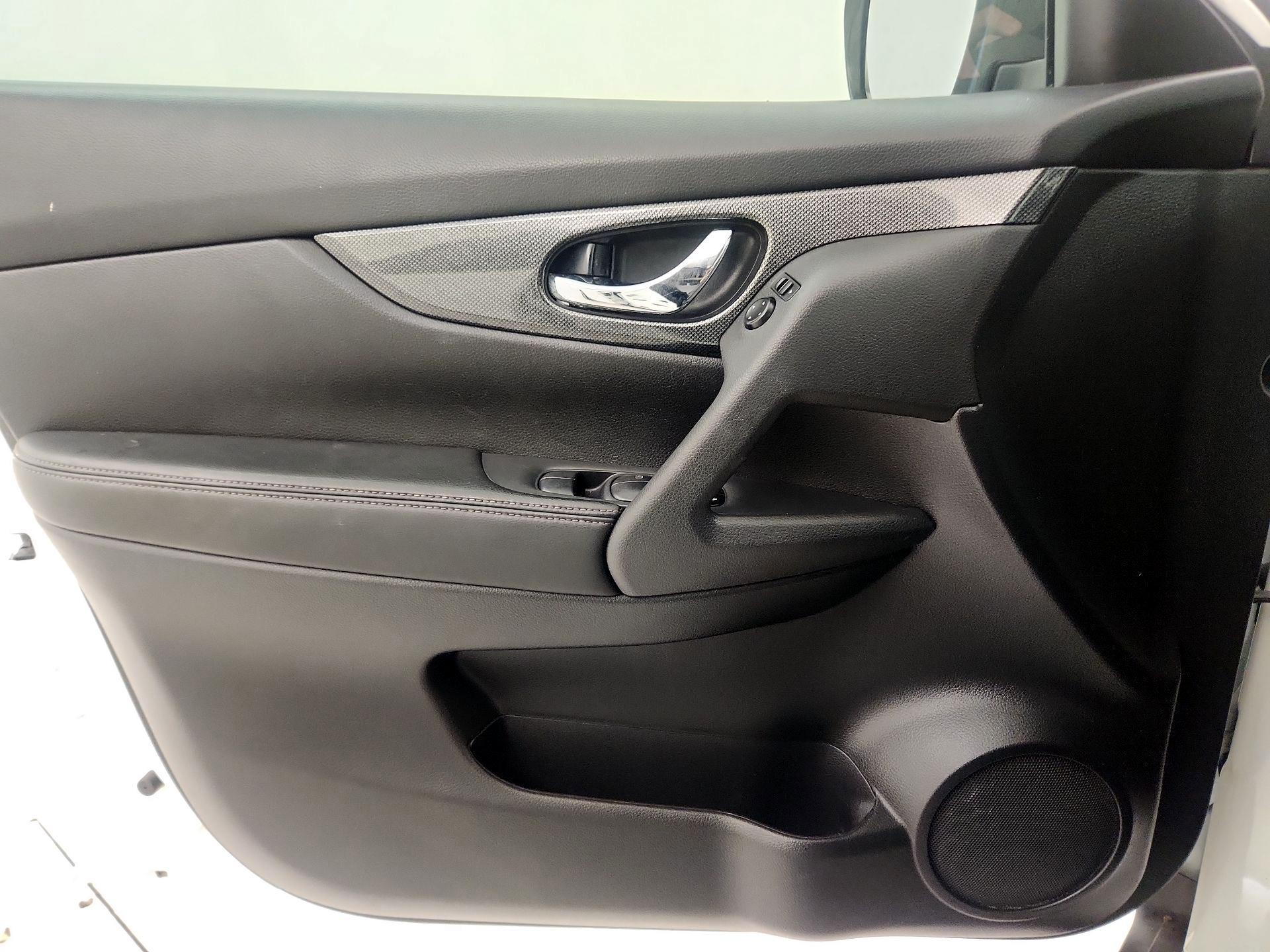 Thumbnail: 2016 Nissan Rogue - 12
