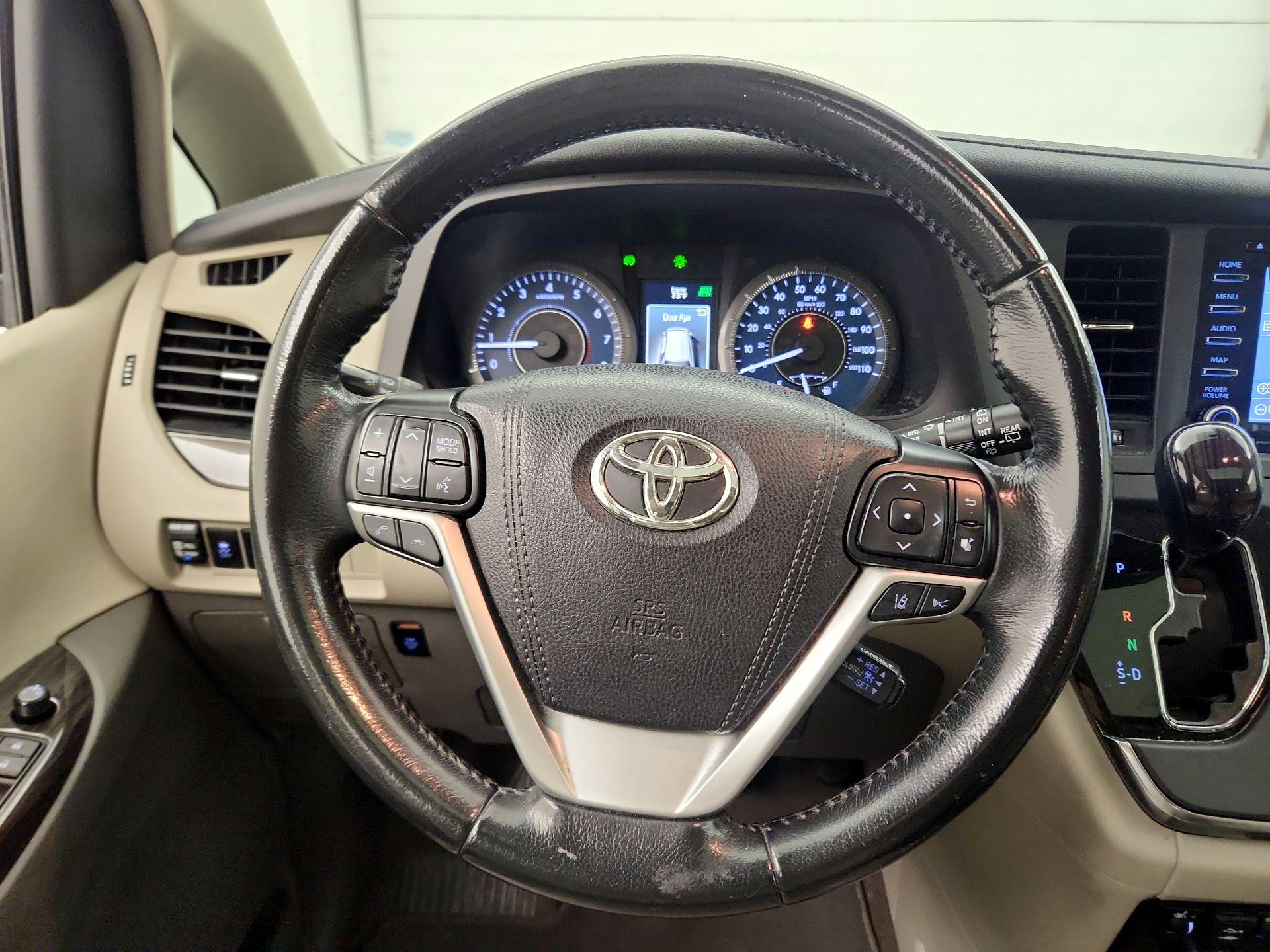 Thumbnail: 2018 Toyota Sienna - 10
