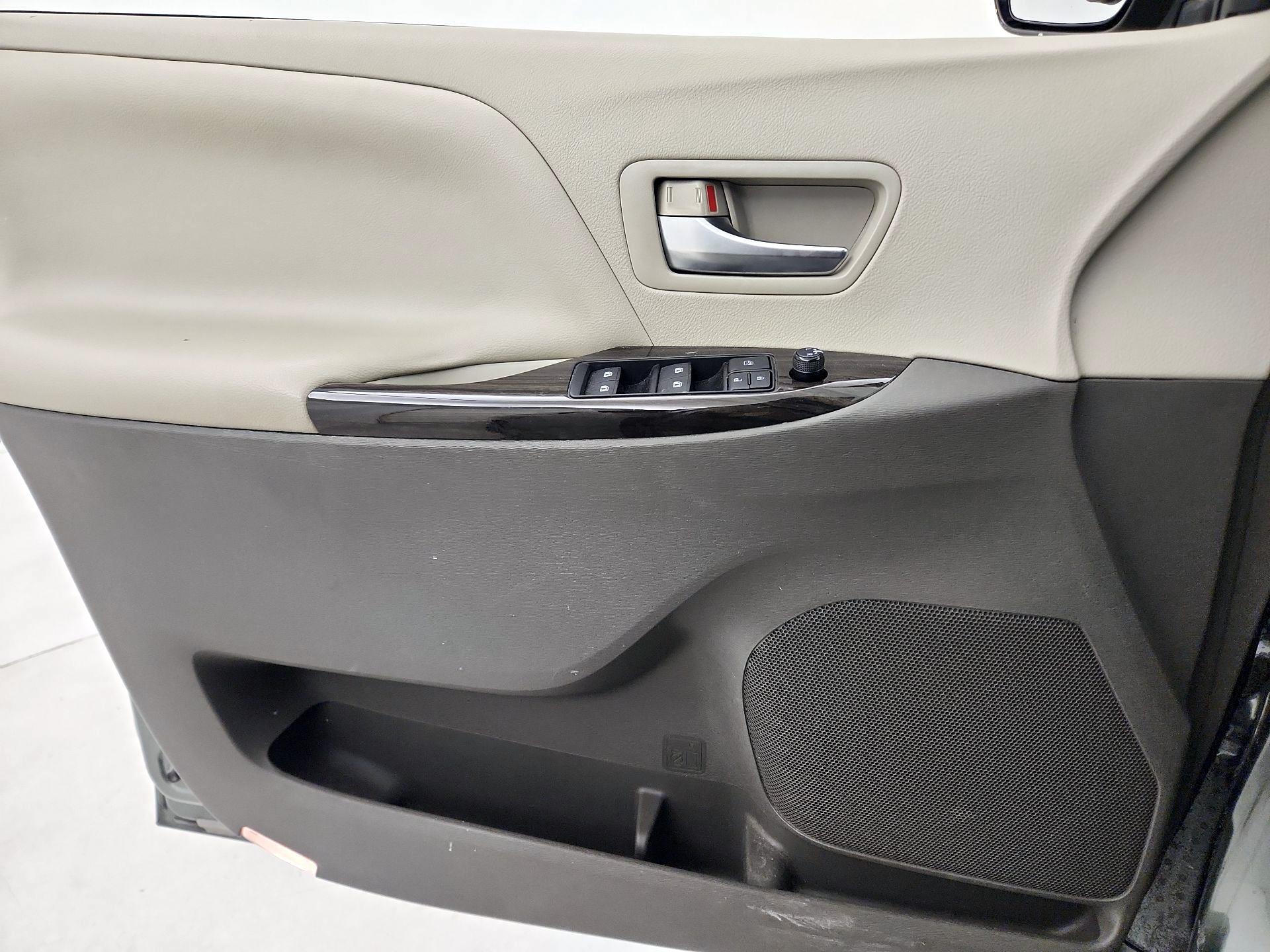Thumbnail: 2018 Toyota Sienna - 12