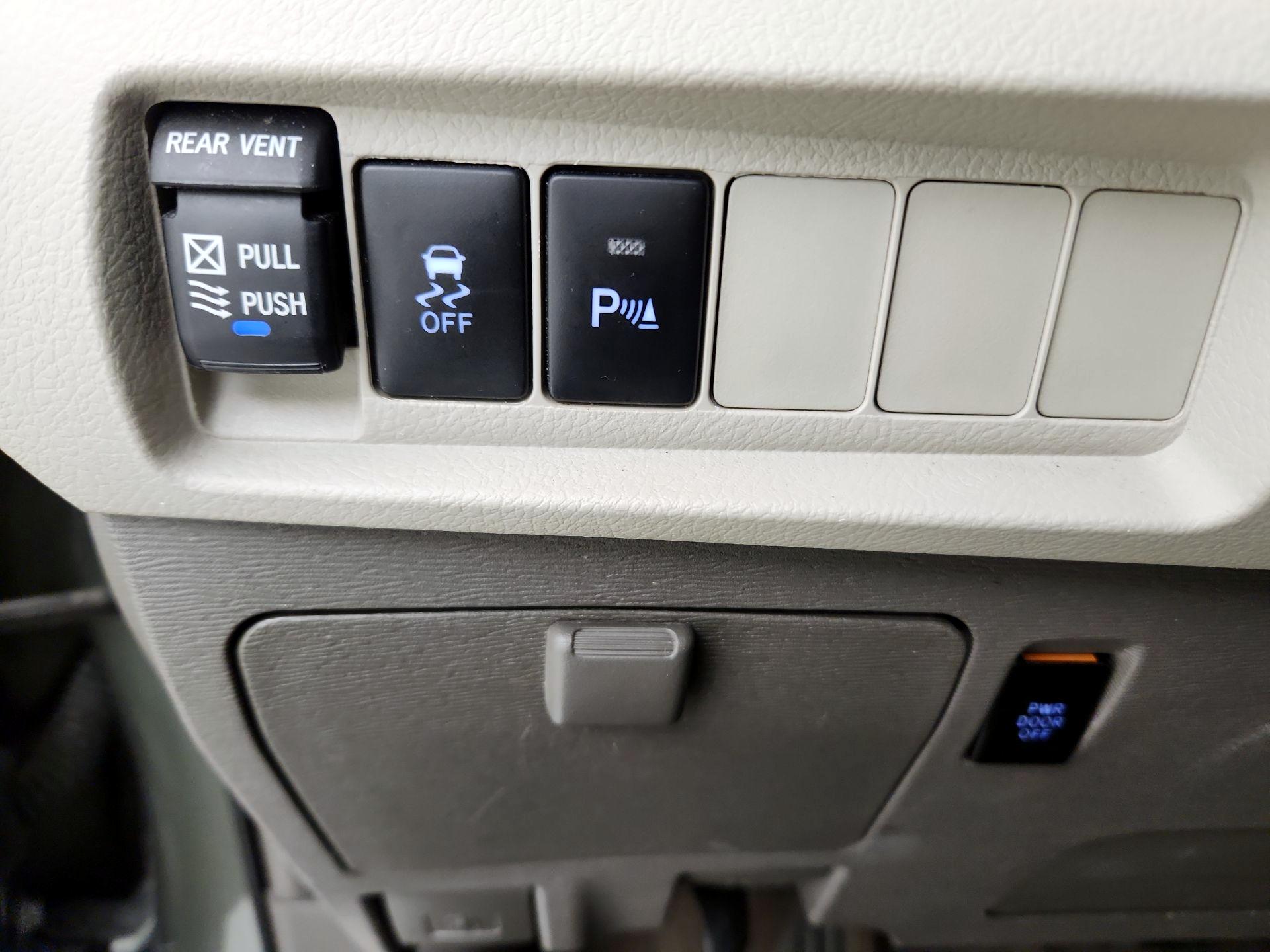 Thumbnail: 2018 Toyota Sienna - 13