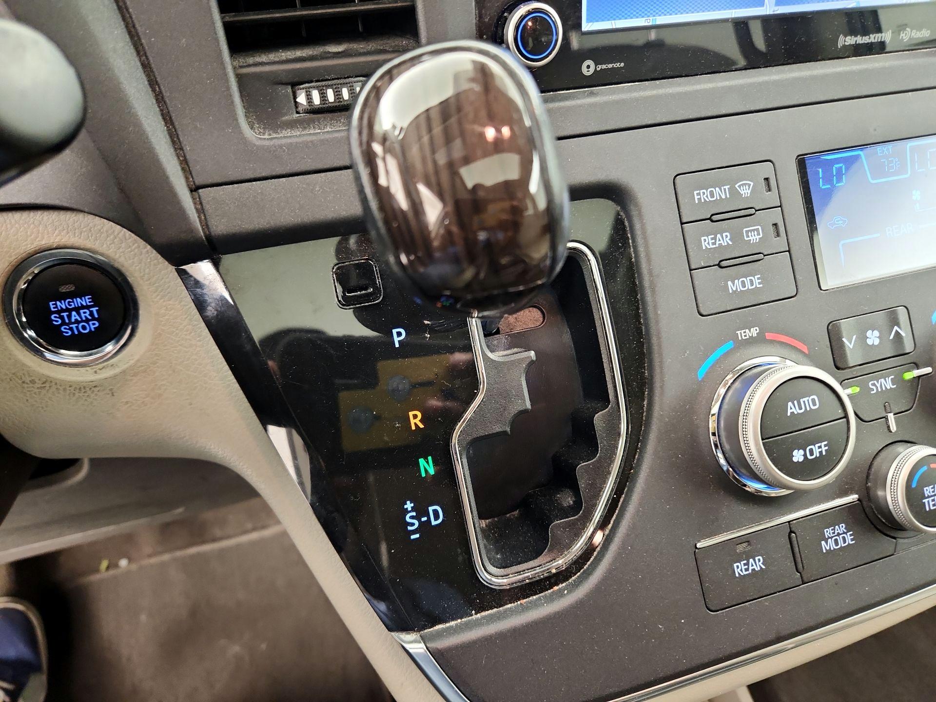 Thumbnail: 2018 Toyota Sienna - 18
