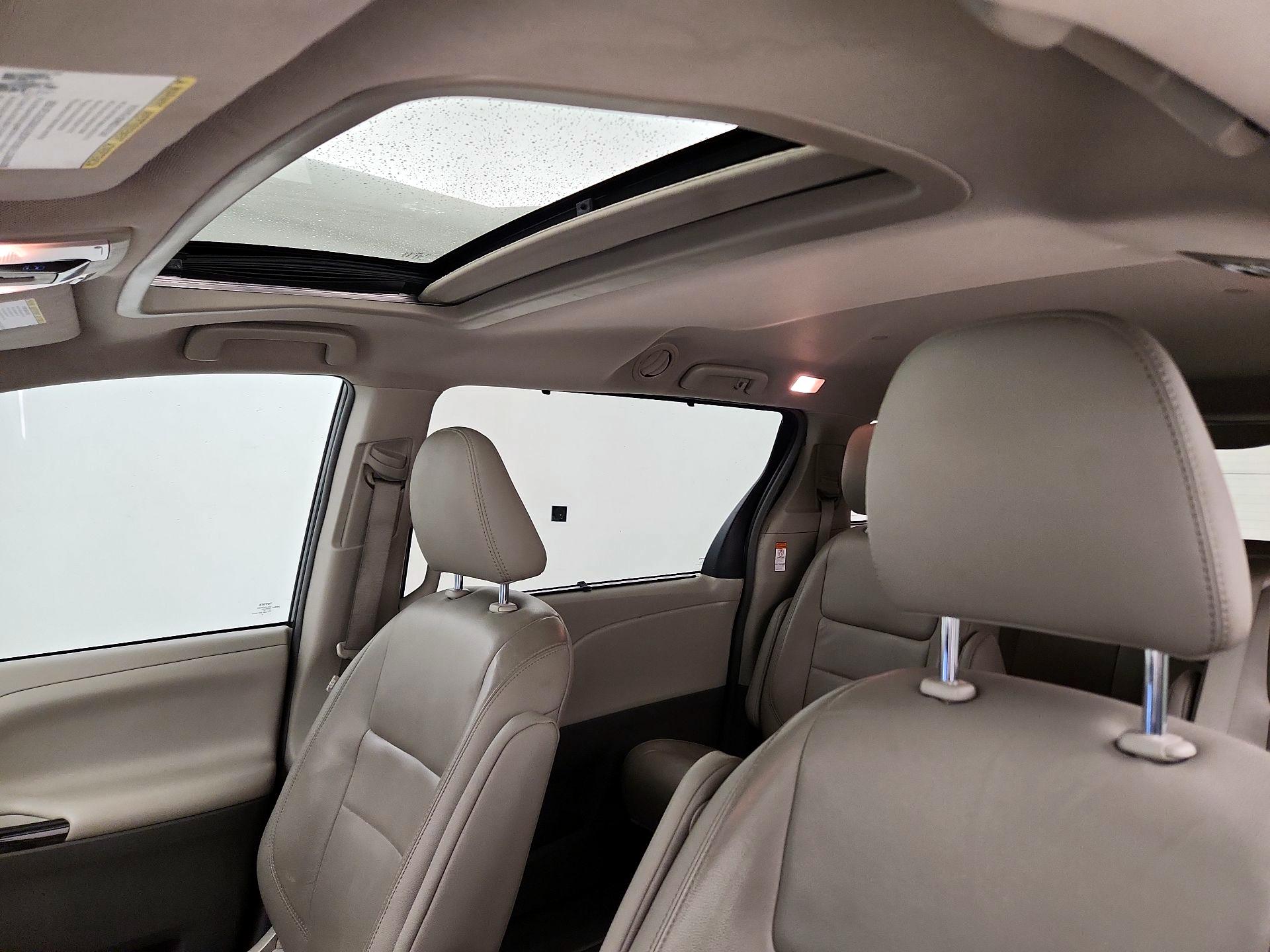 Thumbnail: 2018 Toyota Sienna - 20