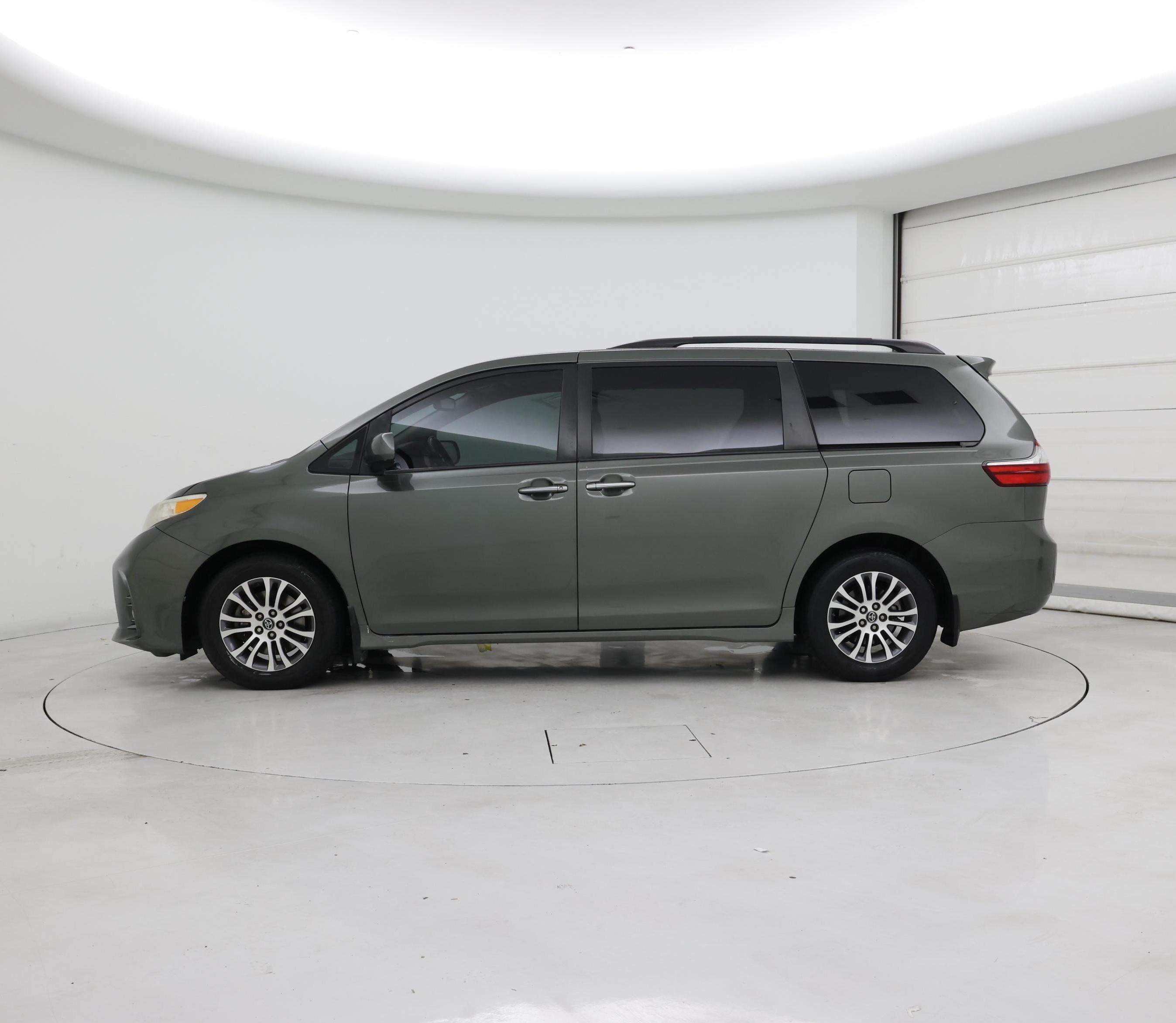 Thumbnail: 2018 Toyota Sienna - 3
