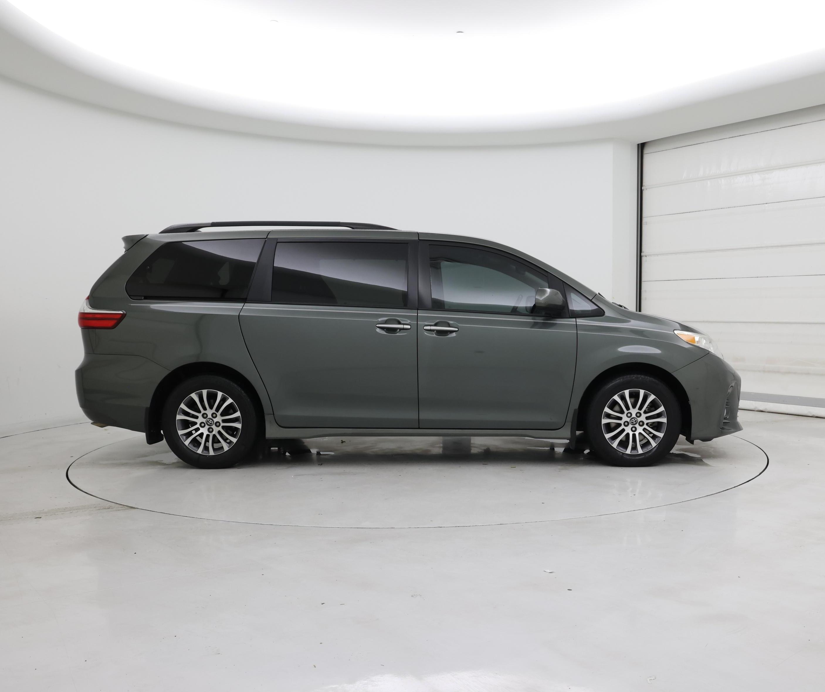 Thumbnail: 2018 Toyota Sienna - 7