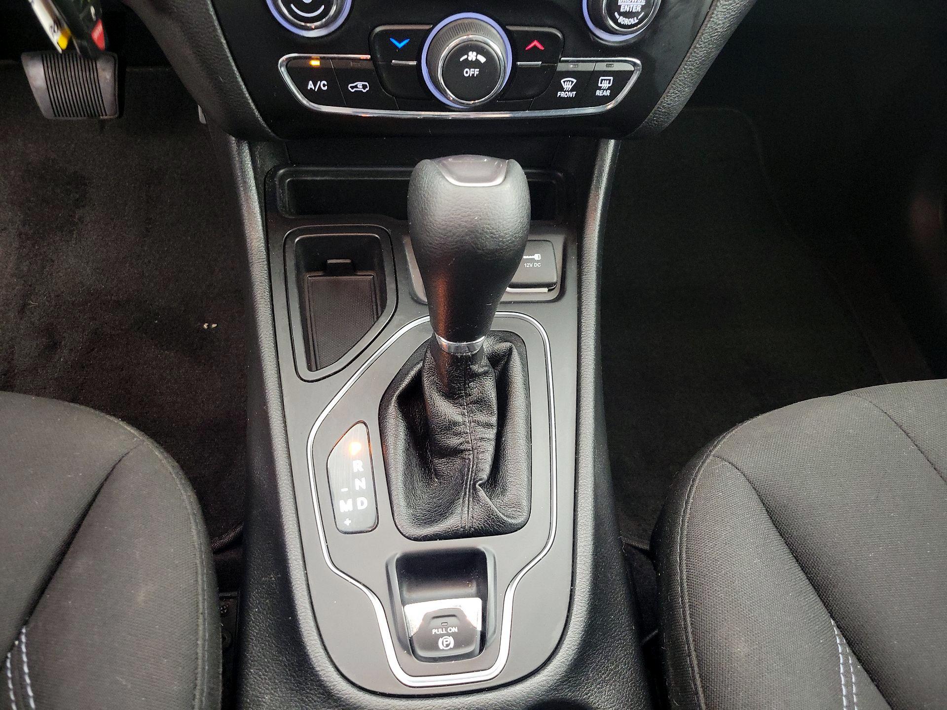 Thumbnail: 2019 Jeep Cherokee - 17