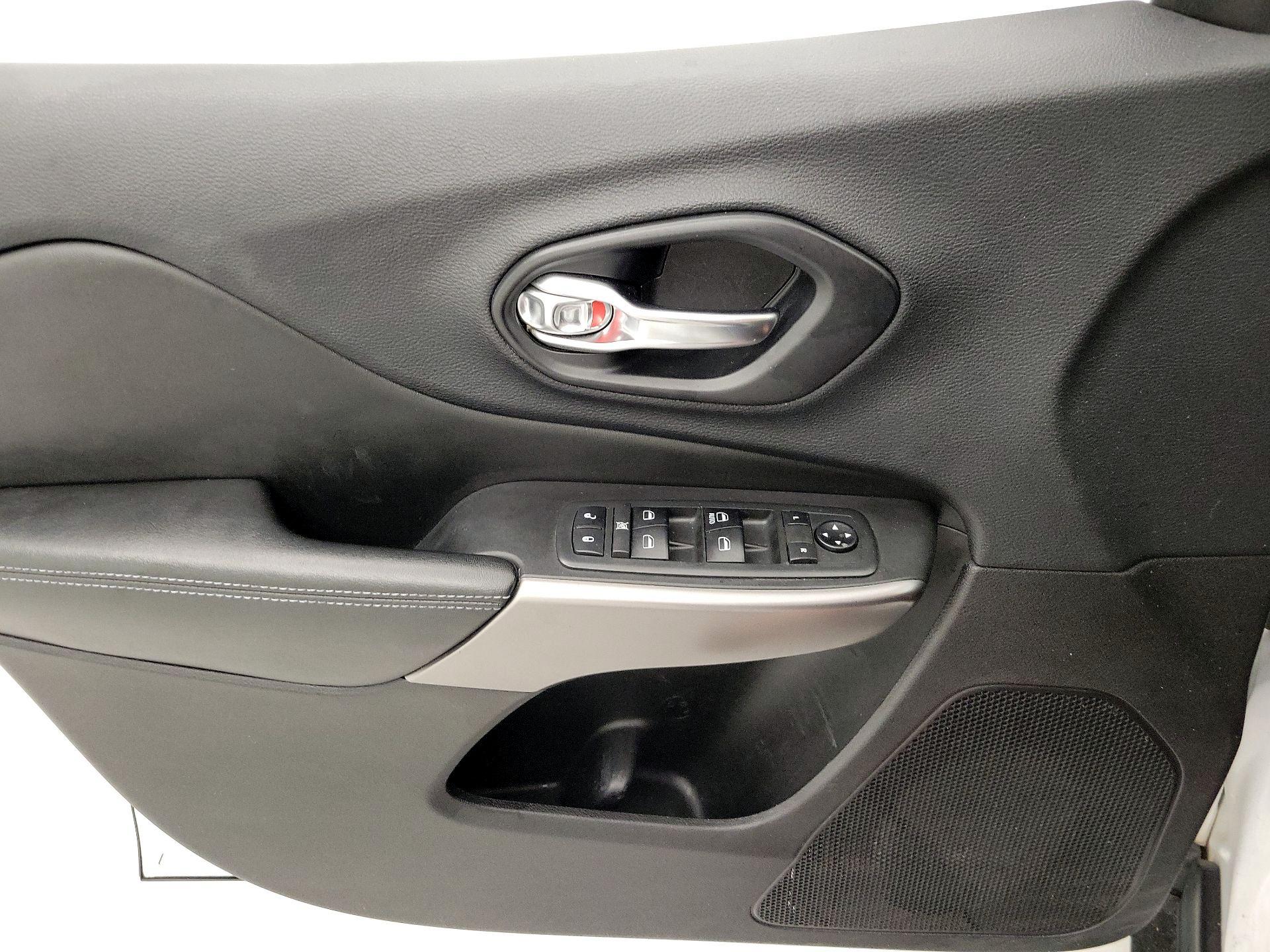 Thumbnail: 2019 Jeep Cherokee - 12